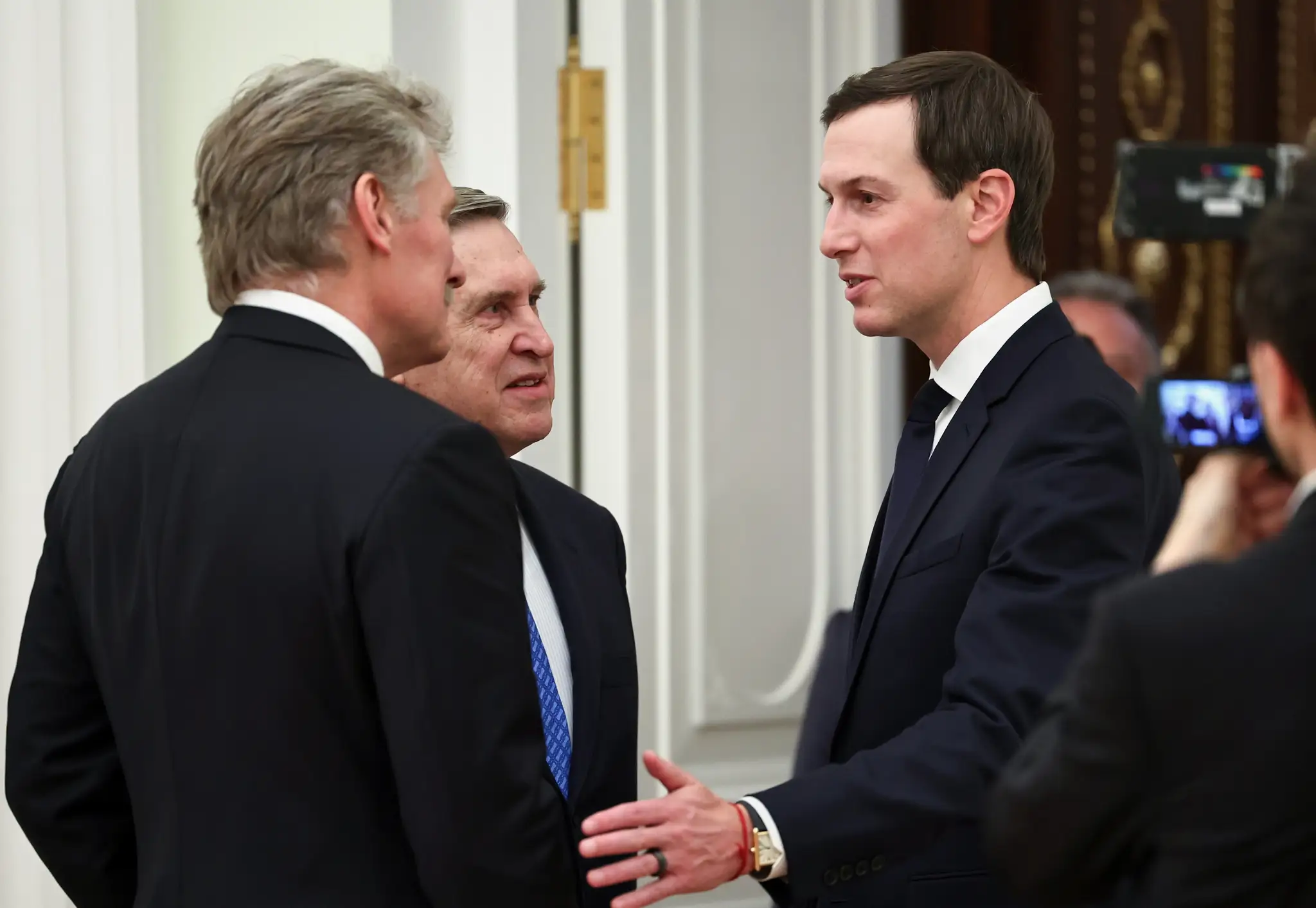 Poradca ruského prezidenta pre zahraničnú politiku Jurij Ušakov (druhý vľavo), hovorca Kremľa Dmitrij Peskov (vľavo) a Jared Kushner (druhý sprava), zať a poradca amerického prezidenta Donalda Trumpa počas stretnutia v Moskve.