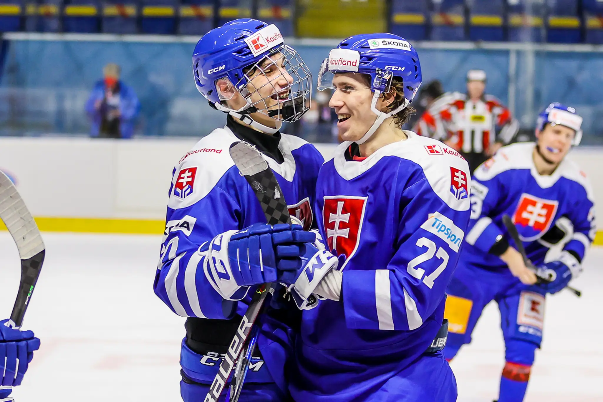 Zľava Juraj Slafkovský a Andrej Kollár oslavujú gól v prípravnom zápase pred MS proti Lotyšsku.