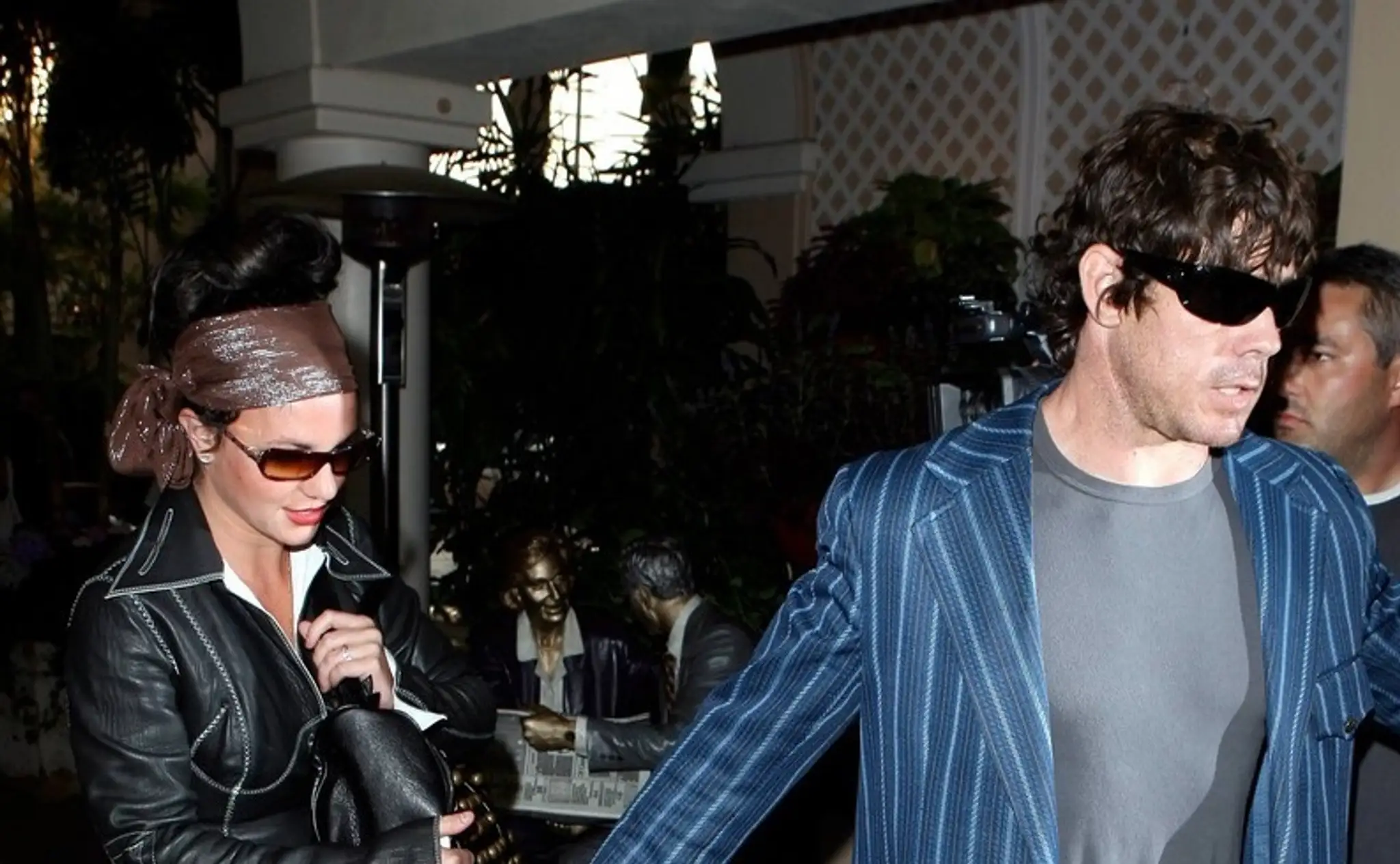 Britney a John, titulka.