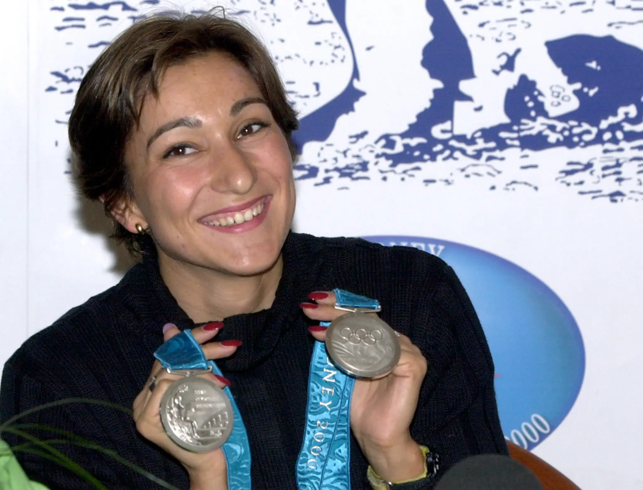 Martina Moravcová pózuje so striebornou medailou z OH 2000.