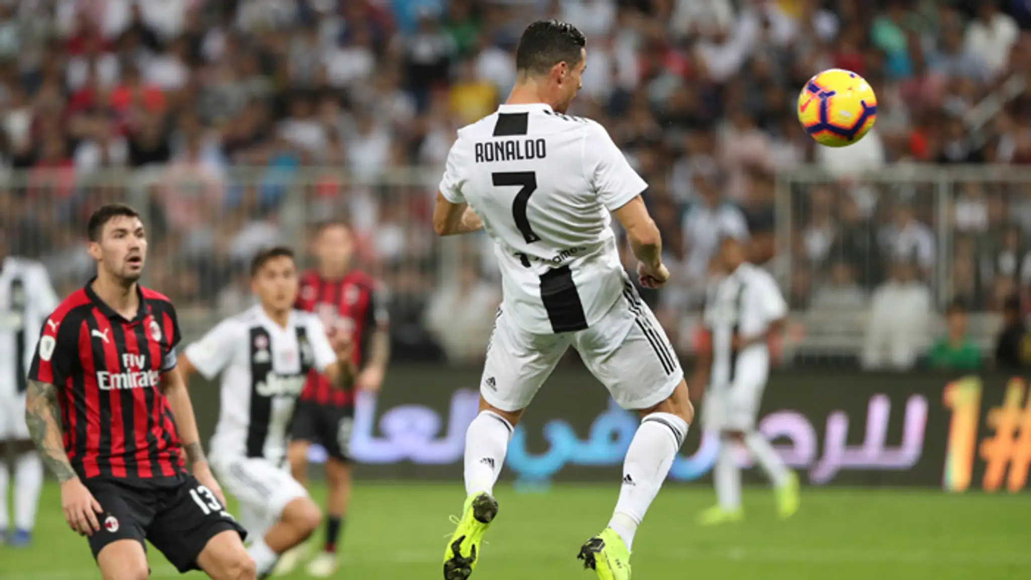 Hráč Juventusu Giorgio Chiellini drží trofej po víťazstve vo finále Talianskeho superpohára proti AC Milánu.
