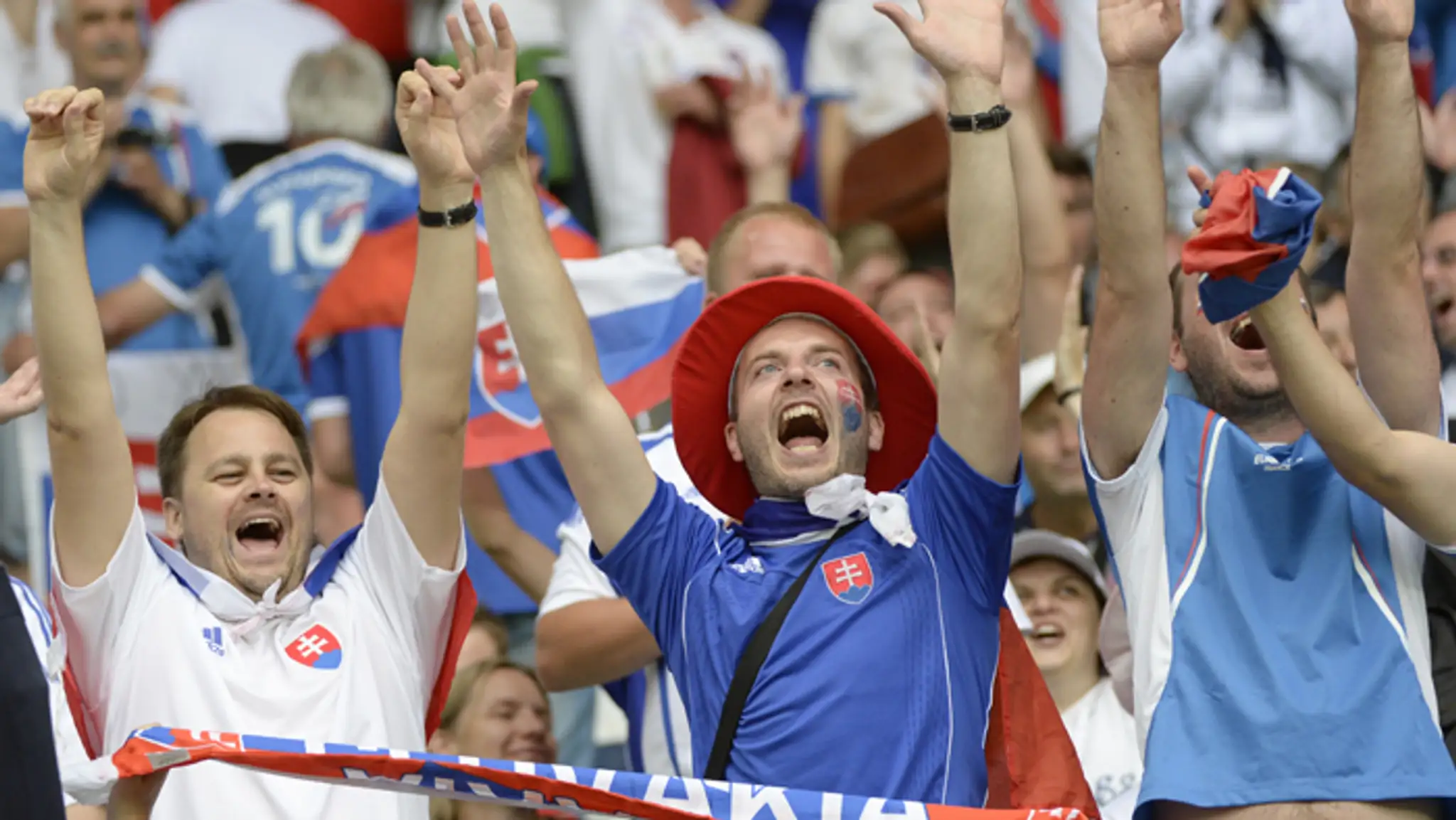 Slovenskí fanúšikovia na štadióne pred zápasom s Anglickom. 