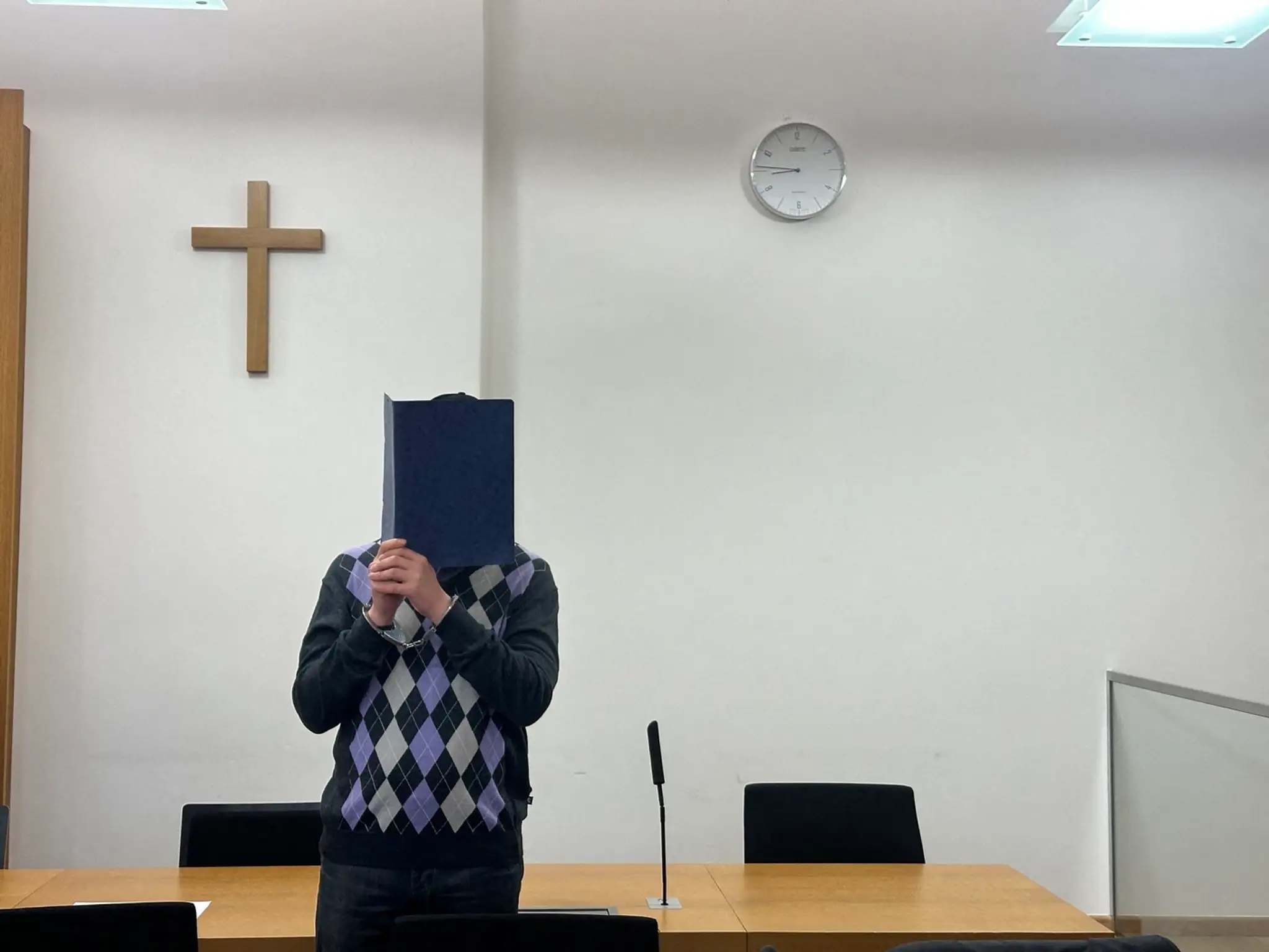 Slovák obvinený zo spáchania trojnásobnej vraždy prvýkrát podrobne prehovoril pred Krajinským súdom v nemeckom Deggendorfe.