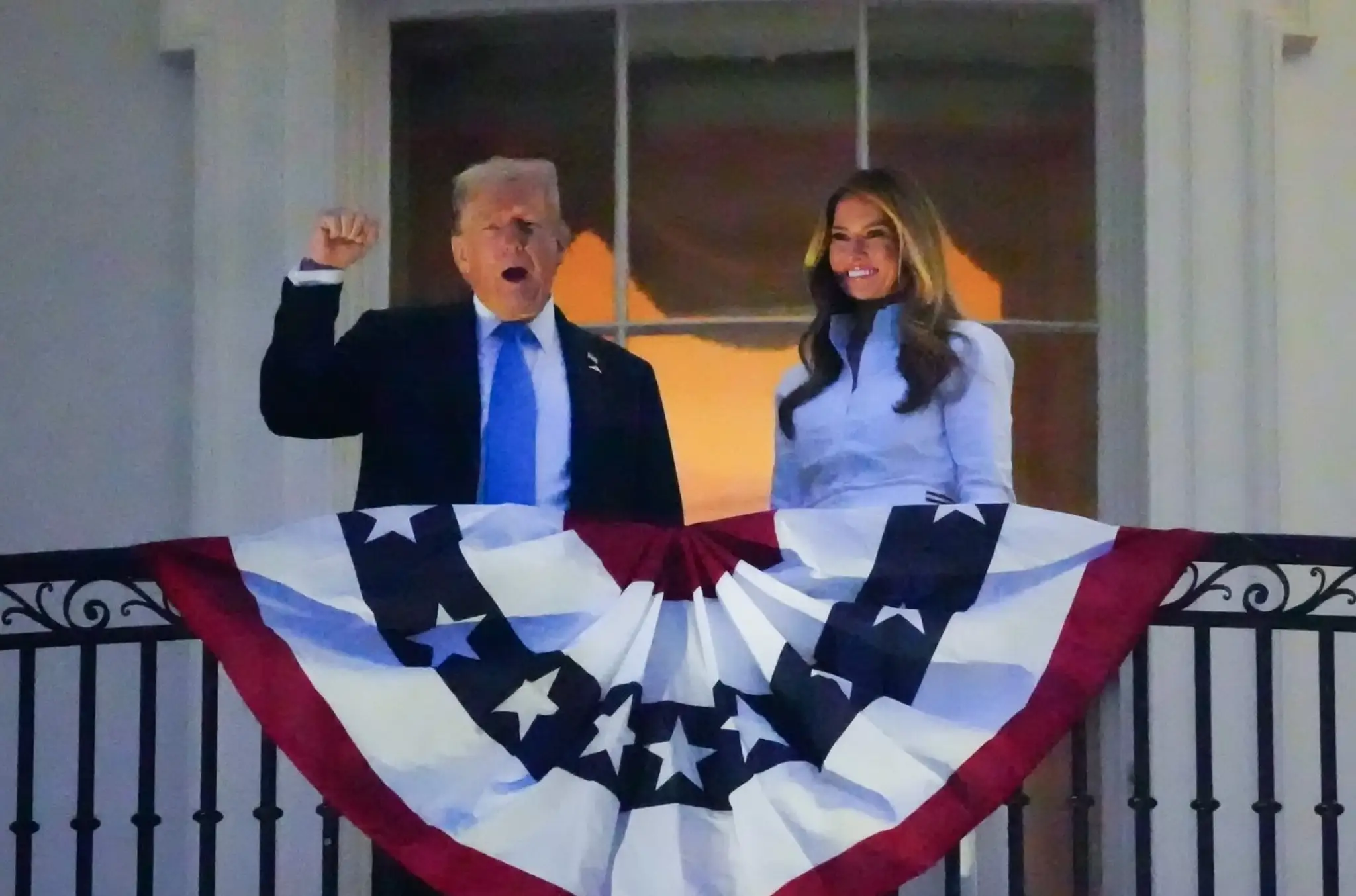 Prezident Donald Trump a prvá dáma Melania Trumpová sledujú ohňostroj 4. júla v Bielom dome.