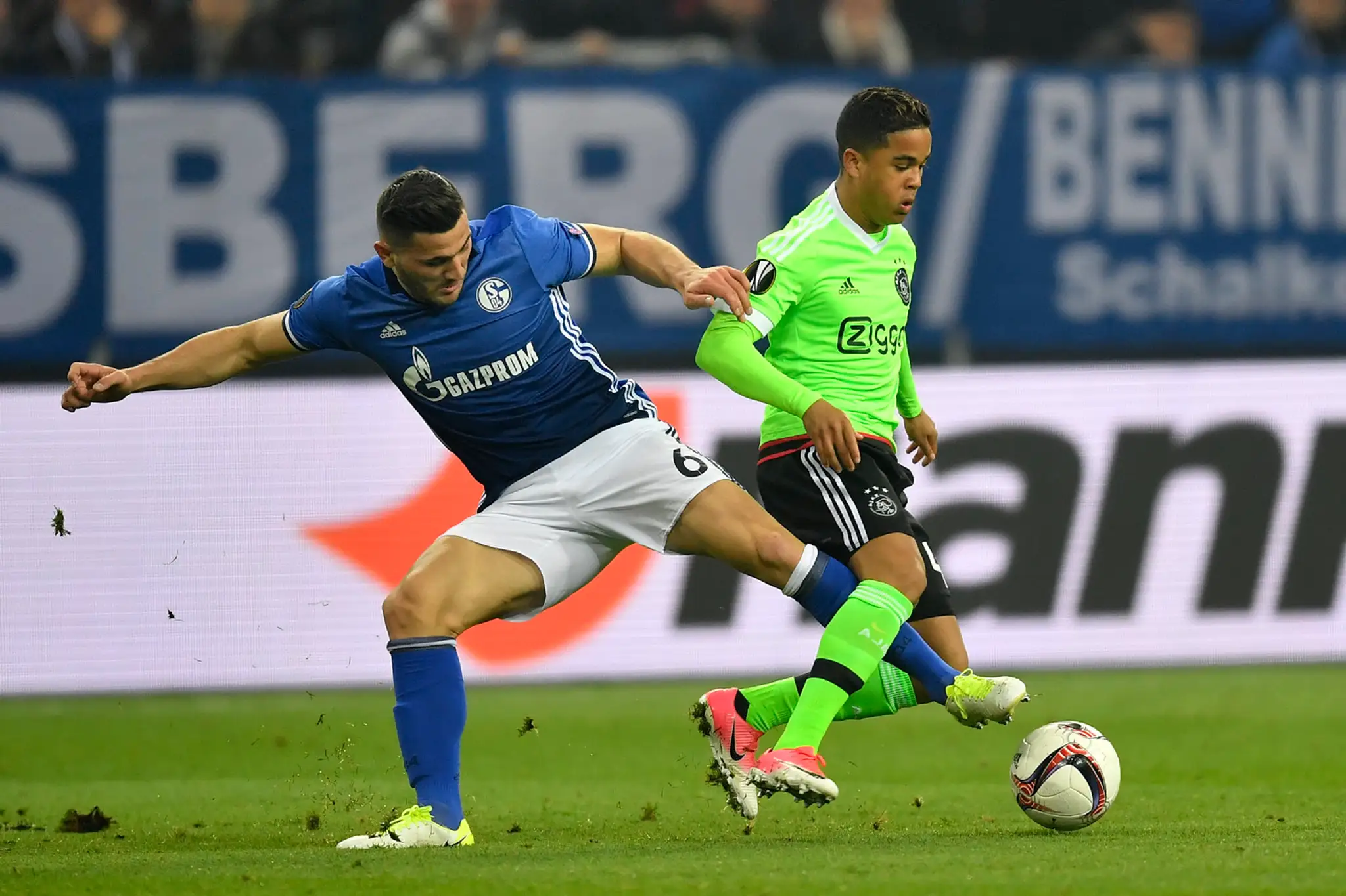 Justin Kluivert z Ajaxu (vpravo) sa snaží uniknúť Seadovi Kolašinacovi zo Schalke v odvete štvrťfinále EL.