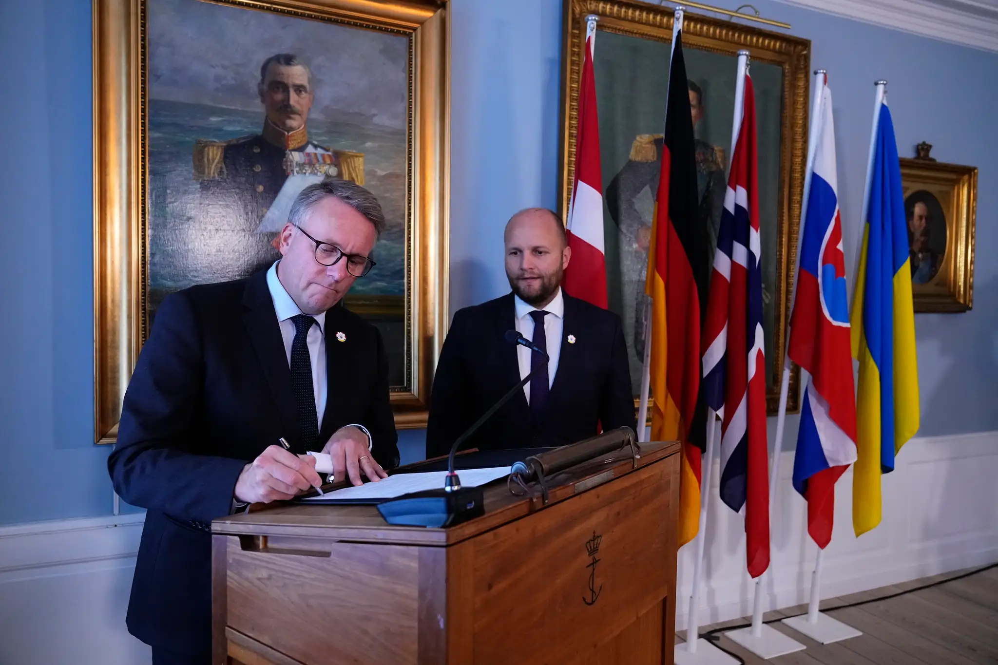 Dánsky minister obrany Morten Bödskov (vľavo) a slovenský minister obrany Jaroslav Naď.
