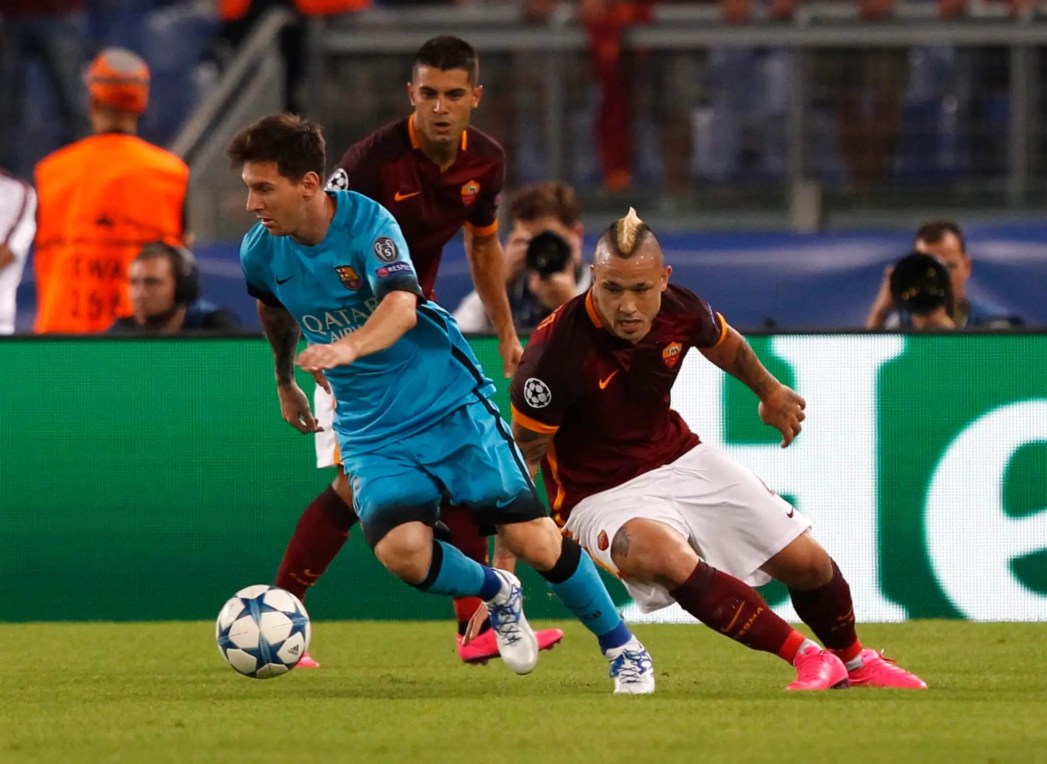 Lionel Messi a Radja Nainggolan v zápase E-skupiny Ligy majstrov