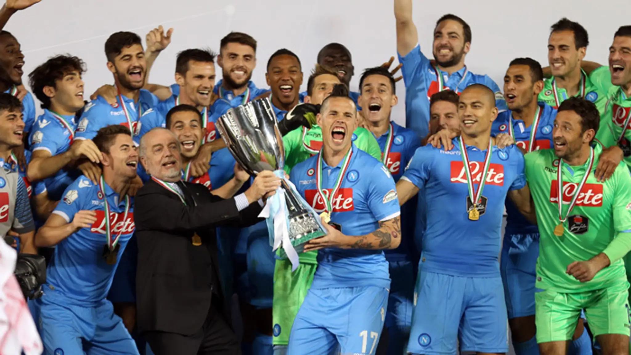 Kapitán SSC Neapol Marek Hamšík naľavo šéf klubu Aurelio De Laurentiis. (archívna snímka z decembra 2014).