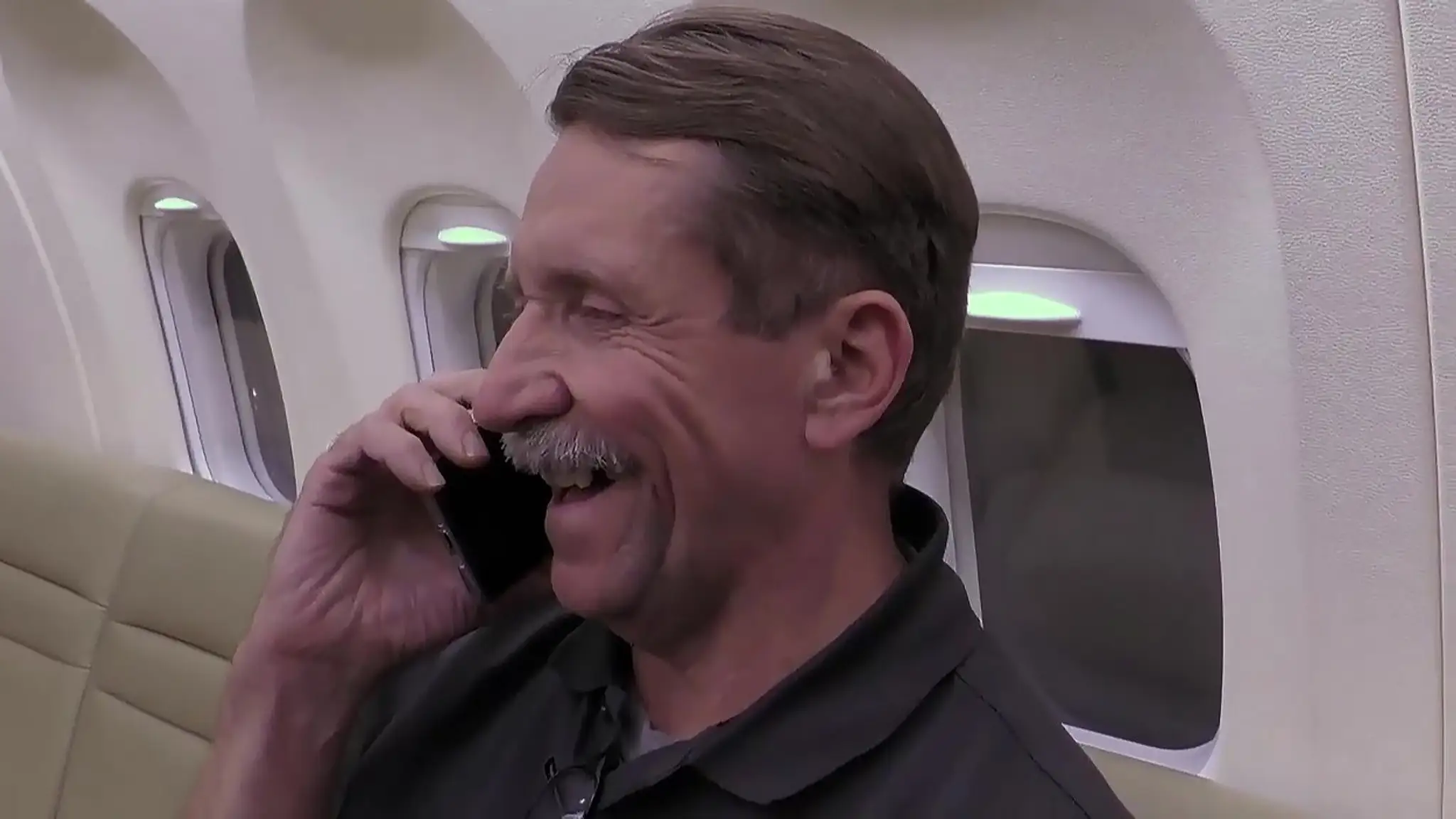 Na videosnímke z 9. decembra 2022 Viktor Bout, ktorého prepustili za americkú basketbalistku Brittney Grinerovú, sedí po výmene v ruskom lietadle na letisku v Abú Zabí v Spojených arabských emirátoch.