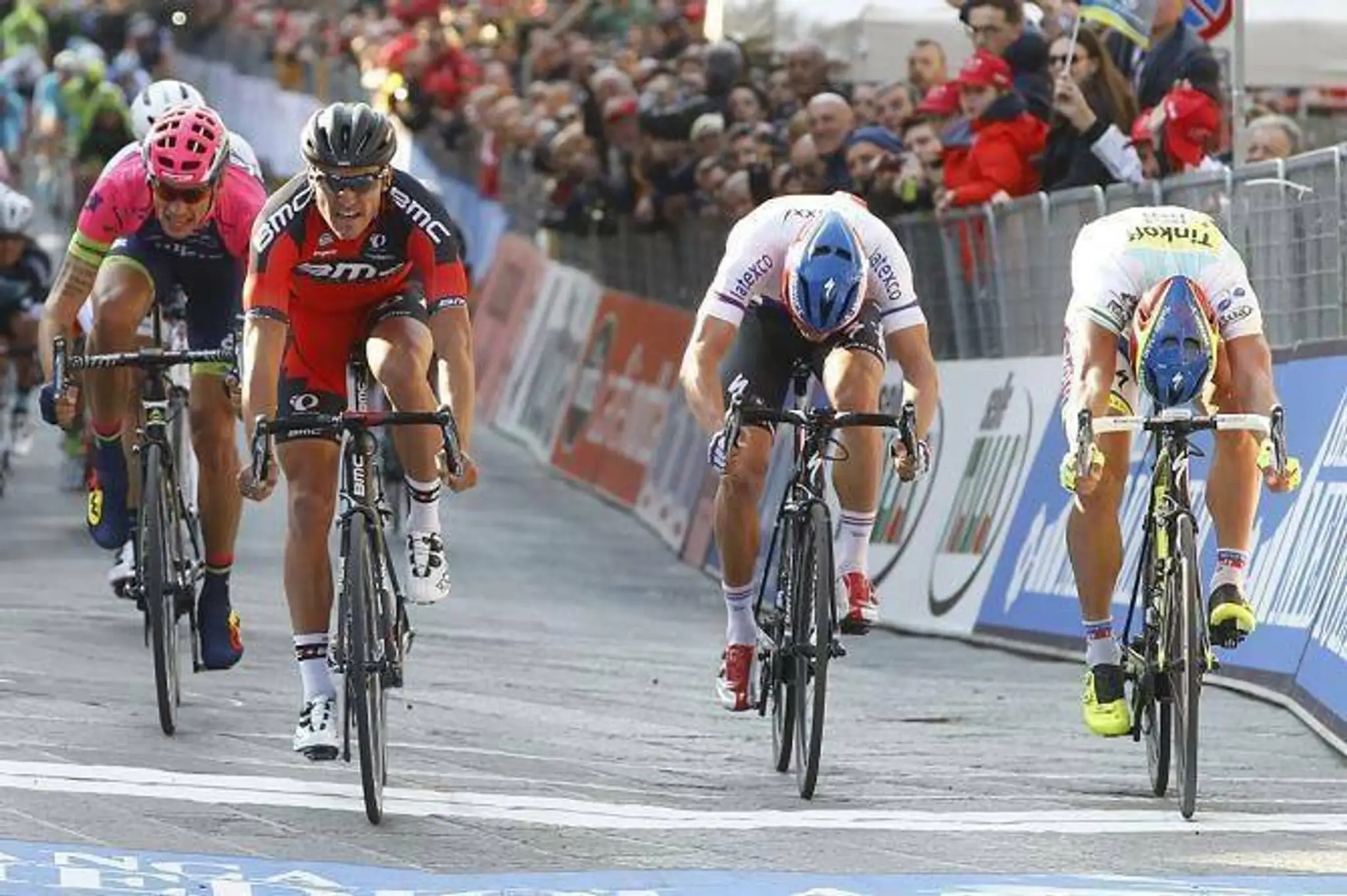 Sagan (prvý vpravo) v tretej etape pretekov Tirreno-Adriatico. Skončil druhý.