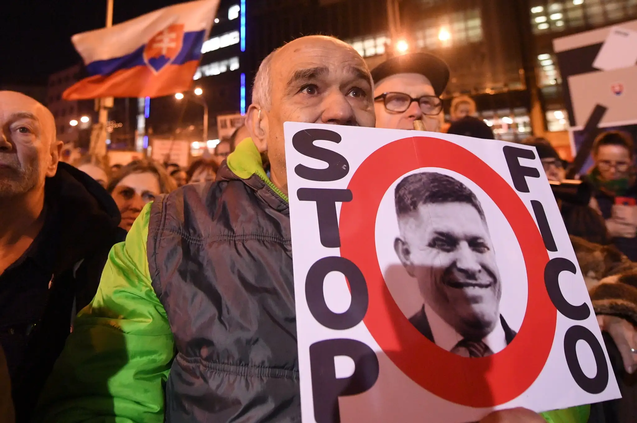 Na snímke Zhromaždenie organizované iniciatívou Za slušné Slovensko 16. novembra 2018 na Námestí SNP v Bratislave