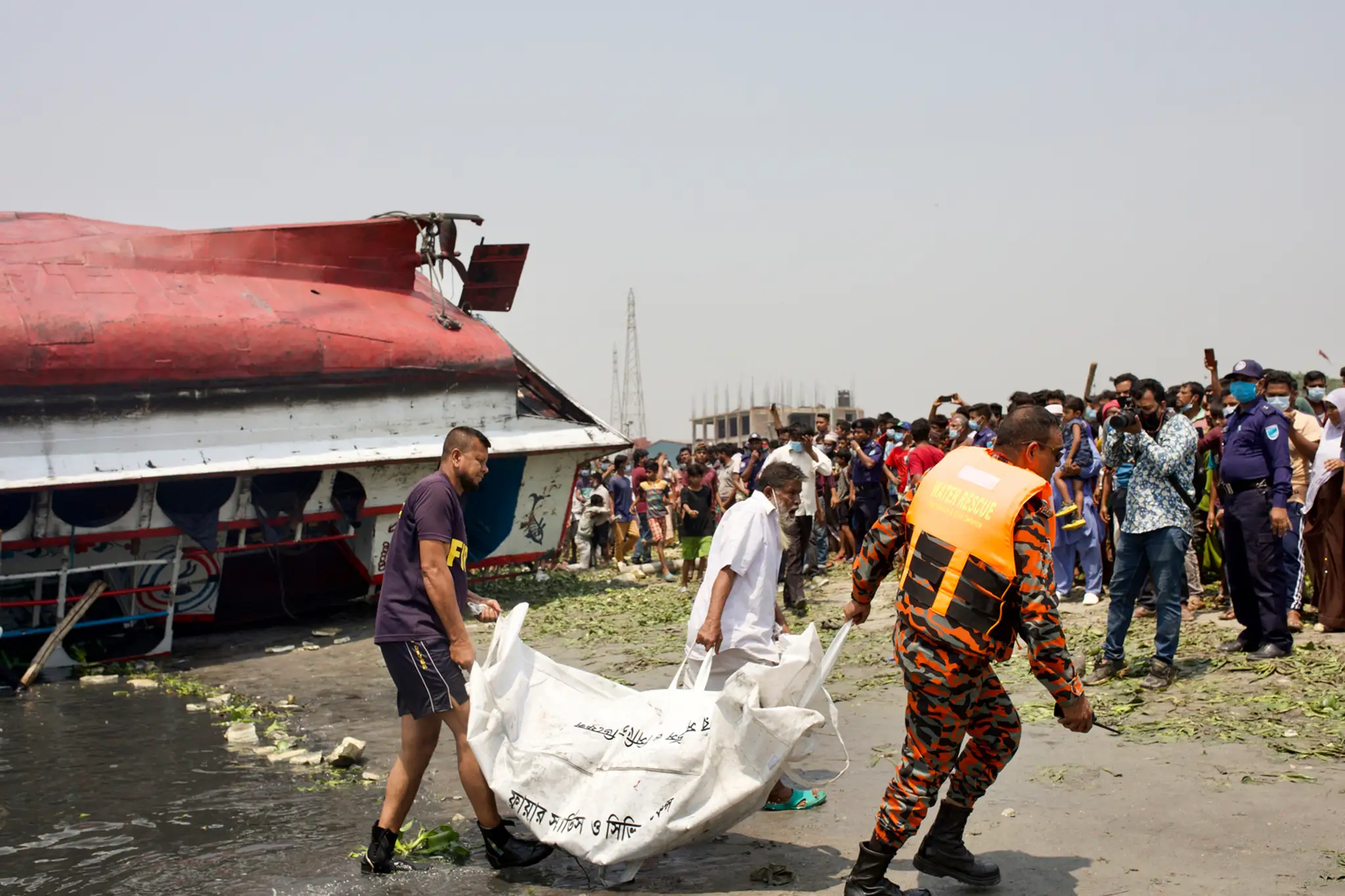 Pri nehode trajektu zomrelo v Bangladéši najmenej 26 ľudí