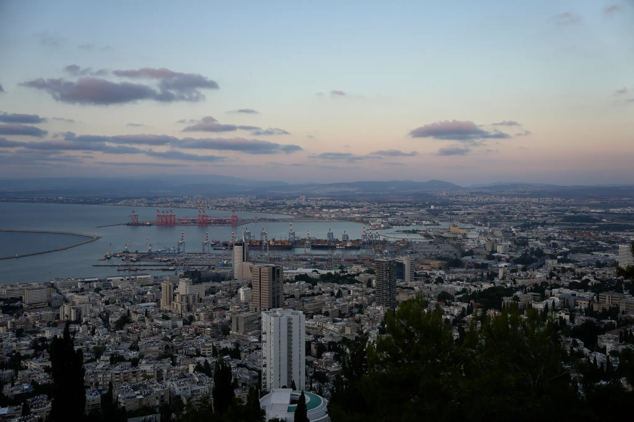Pohľad na prístav v izraelskom meste Haifa.