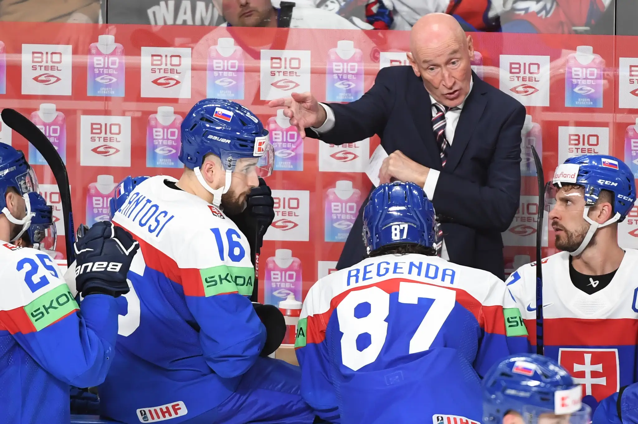 Alex Tamáši, Róbert Lantoši, Pavol Regenda, kapitán Marek Hrivík a tréner Craig Ramsay