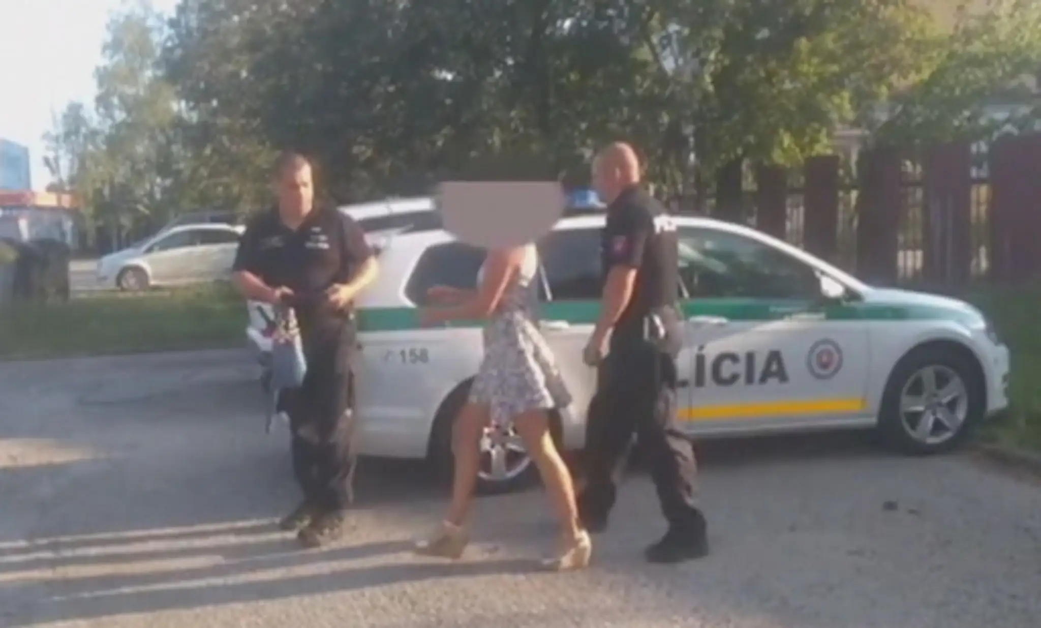 Žena v rukách polície.