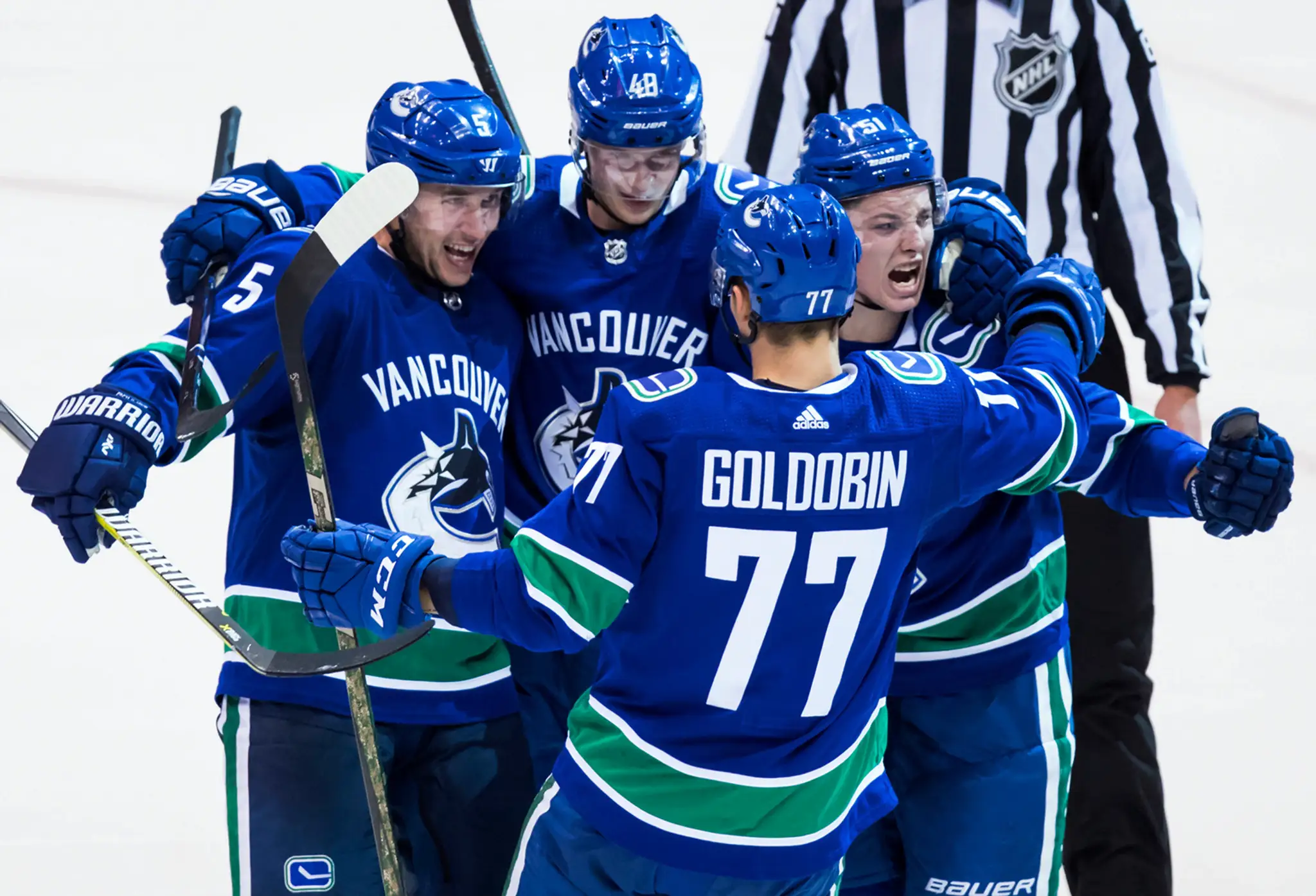 Radosť hráčov Vancouveru po góle proti Coloradu, zľava Derrick Pouliot, Elias Pettersson, Nikolaj Goldobin a Troy Stecher.