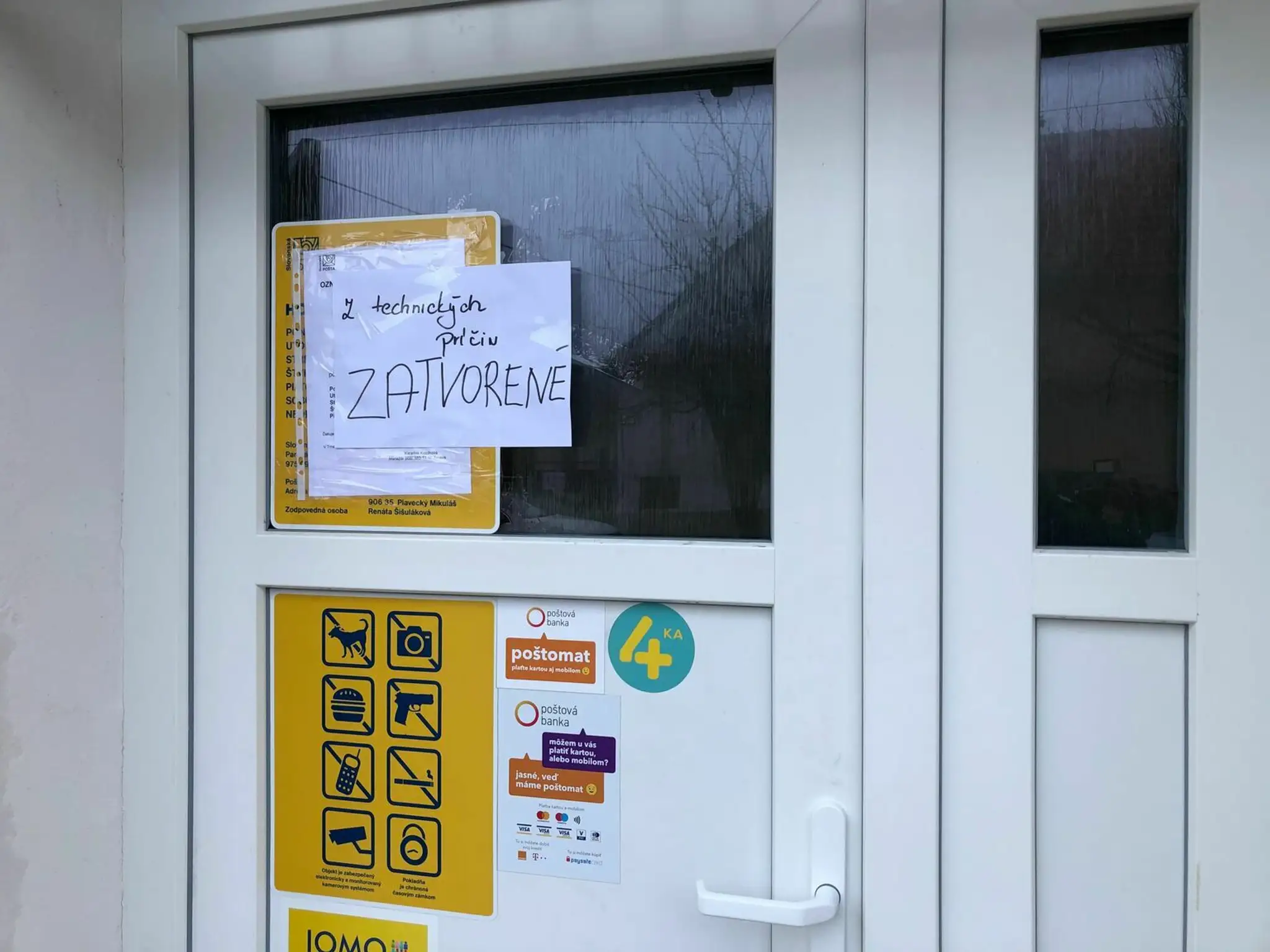 Vykradnutá pošta v Plaveckom Mikuláši.