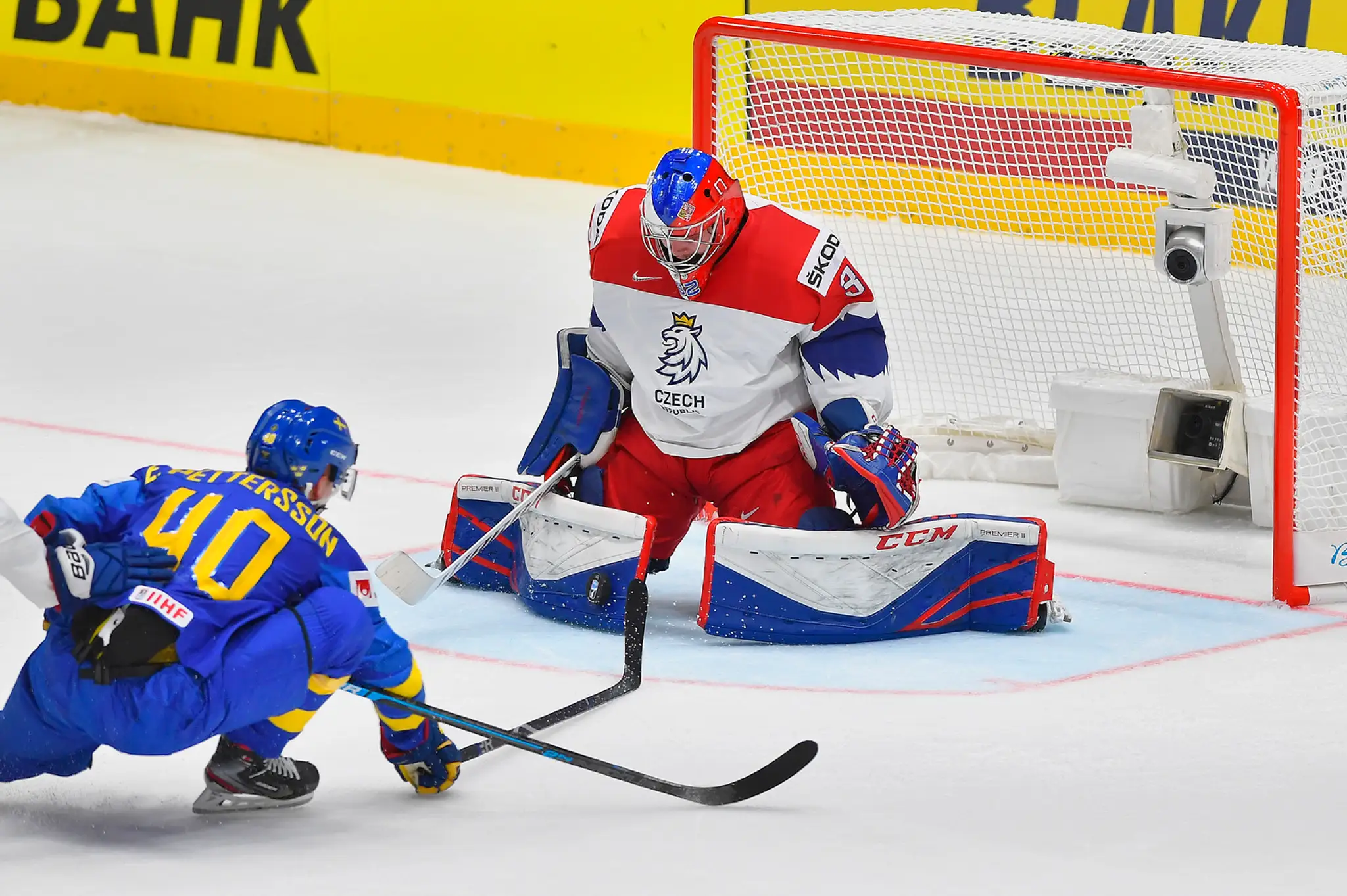 Kevin Fiala (Švajčiarsko) strieľa prvý gól v zápase základnej B-skupiny Švajčiarsko - Taliansko.