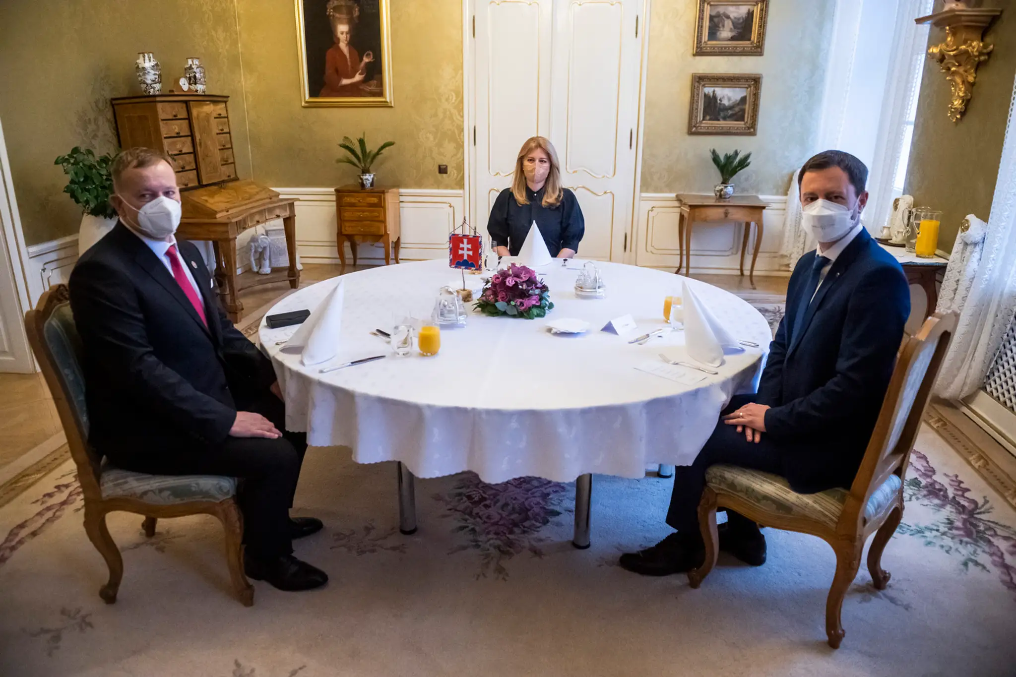 Prezidentka SR Zuzana Čaputová počas pracovných raňajok s premiérom Eduardom Hegerom (vpravo) a predsedom NR SR Borisom Kollárom