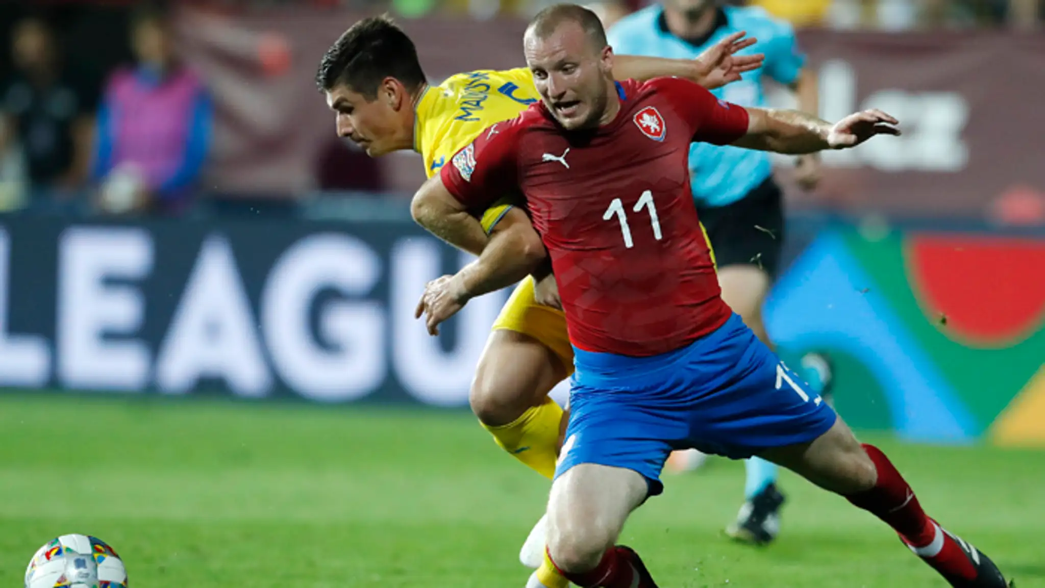 Český reprezentant Michael Krmenčík v akcii proti Urajincovi Ruslanovi Malinovskému.