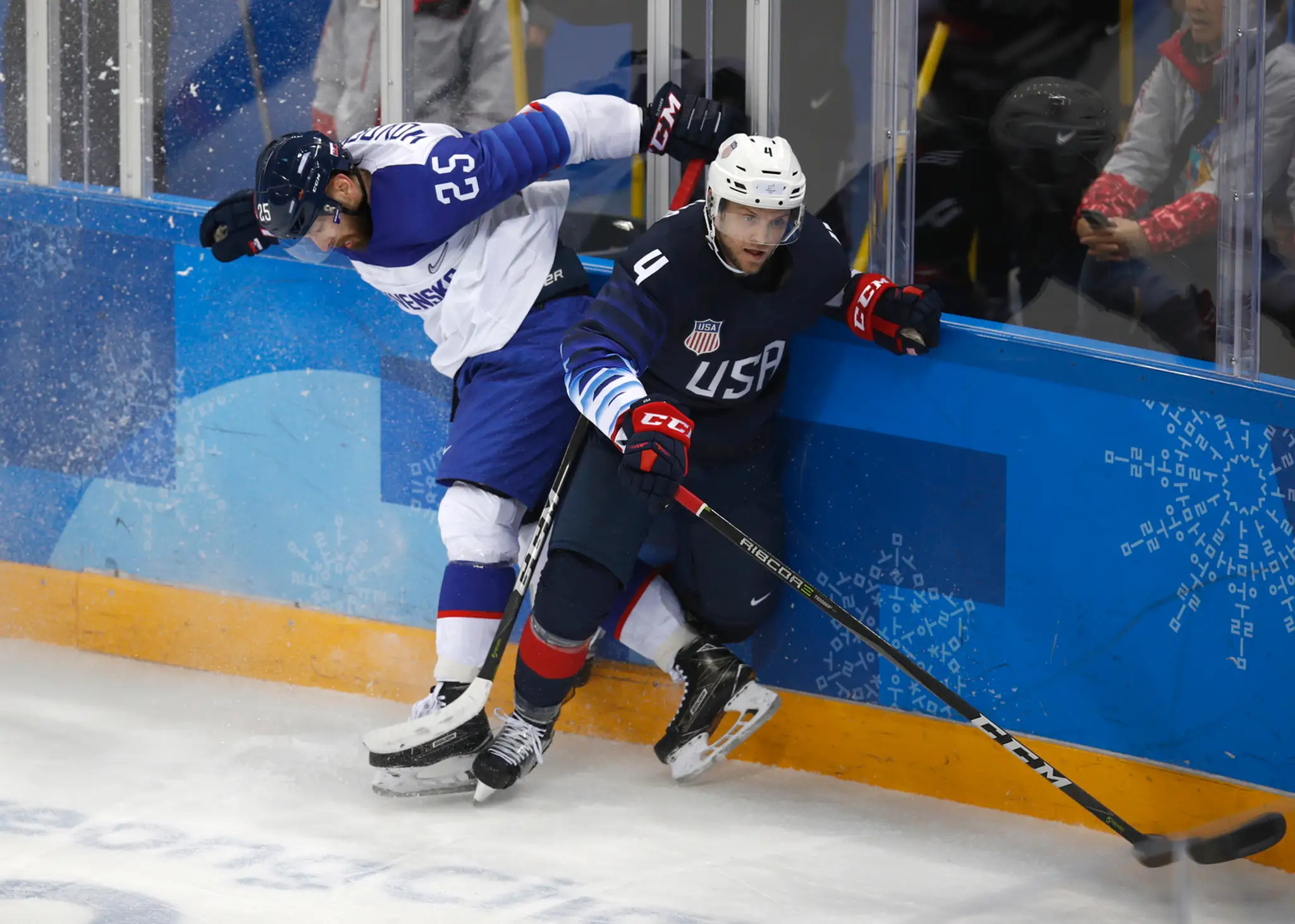 Chad Billins (vpravo) z USA uniká v osemfinále ZOH 2018 Marekovi Hovorkovi.