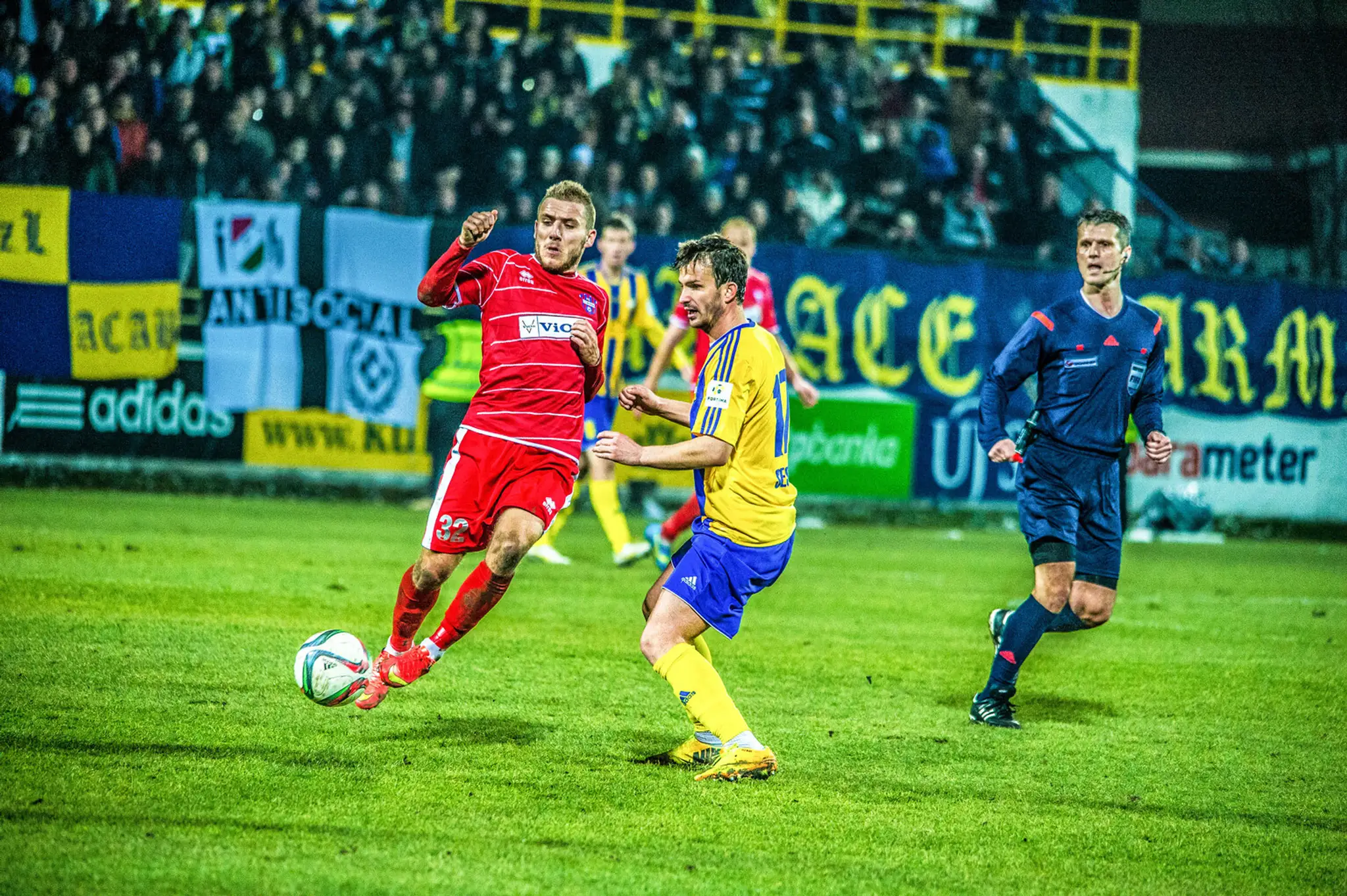 Tomáš Mikinič (vľavo) a Ivan Sesar (vpravo) v zápase 20. kola Fortuna ligy Dunajská Streda - Zlaté Moravce. 