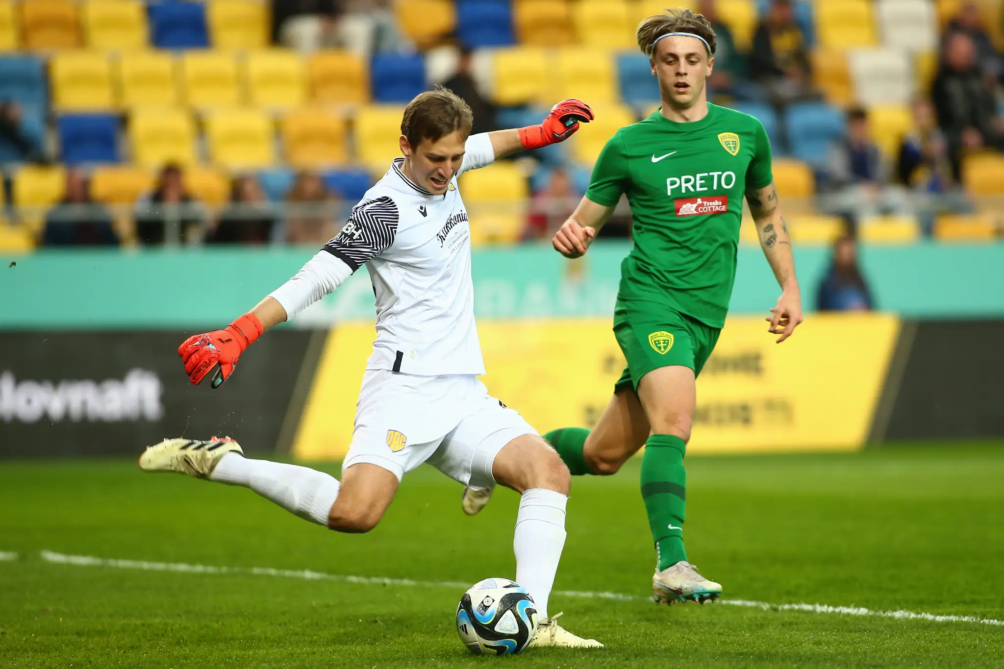 Sprava Timotej Jambor (Žilina) a brankár Aleksandar Popovič (Dunajská Streda) v 2. kole nadstavbovej časti Niké ligy v skupine o titul.