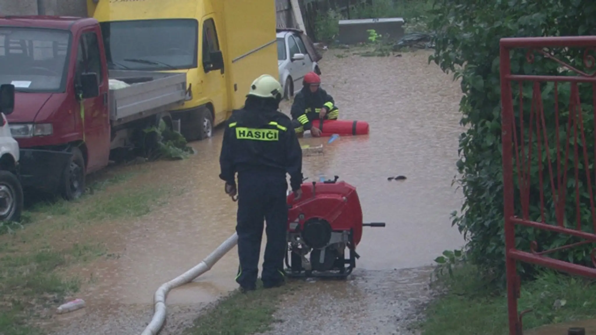 Pri zásahu po daždi v Bystranoch mali problém aj hasiči.