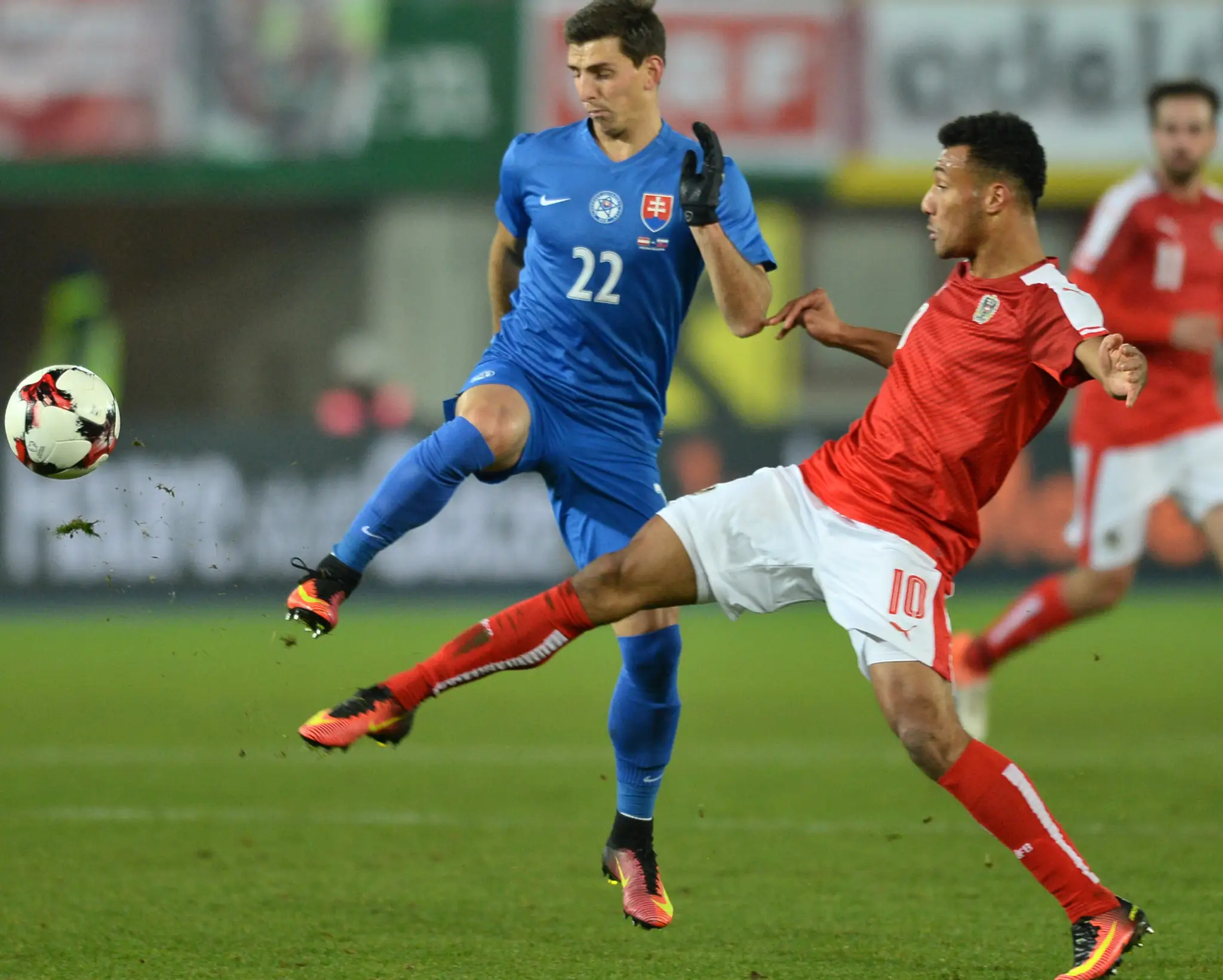 Krajný obranca našej reprezentácie Jakub Holúbek (vľavo) a Rakúšan Karim Onisiwo počas prípravného duelu.