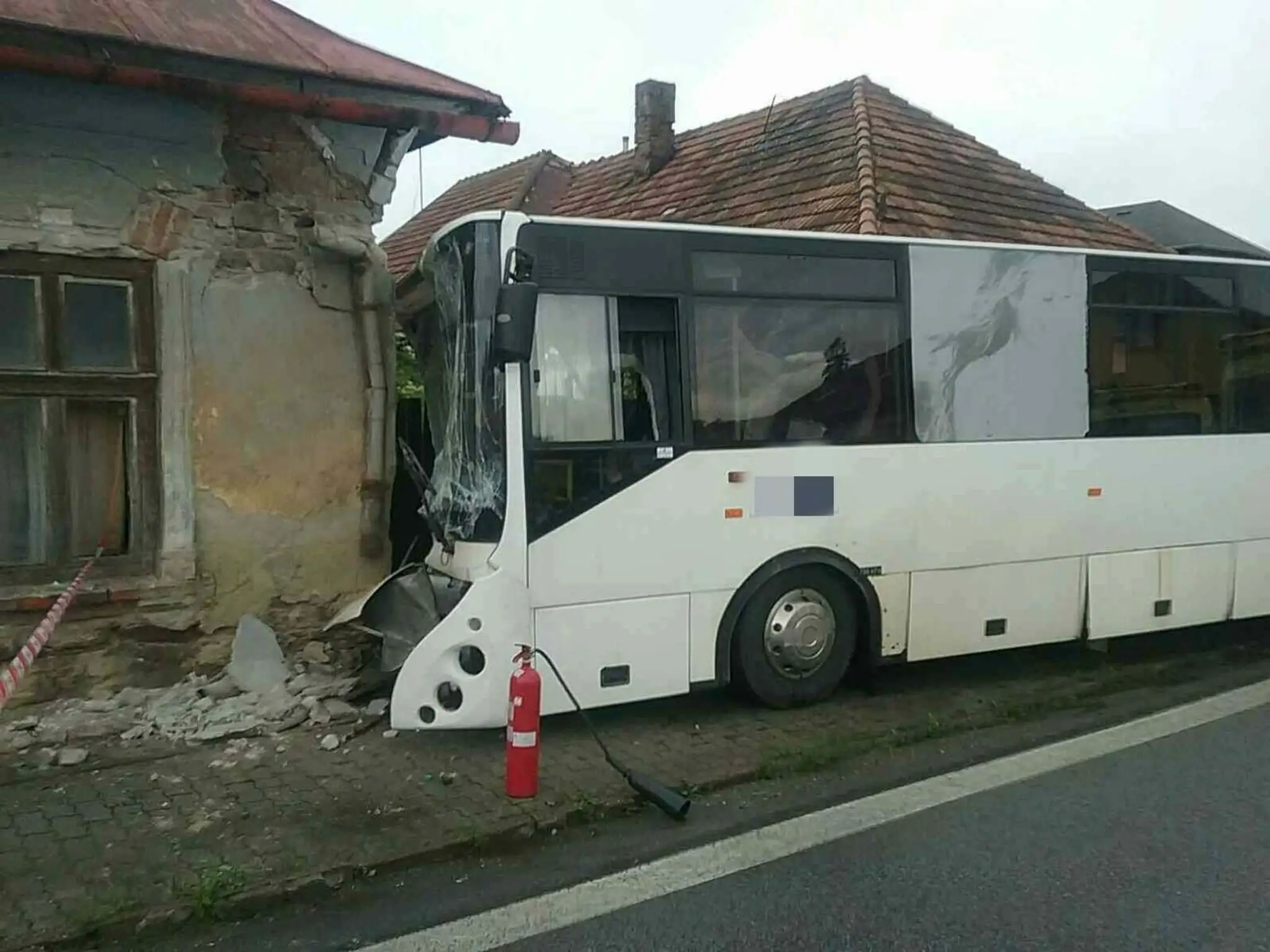 Autobus narazil do domu.