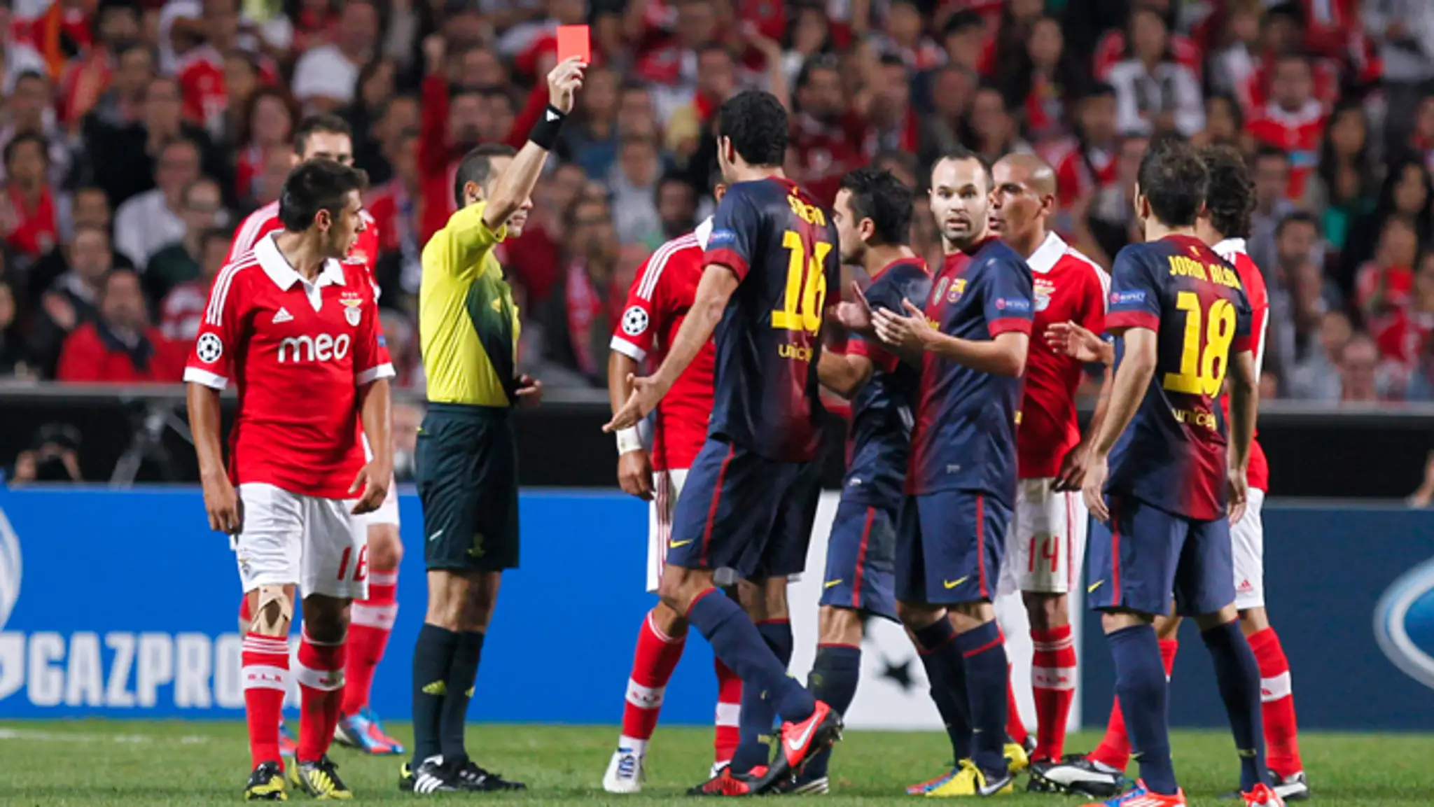 Turecký rozhodca Cüneyt Cakir na archívnej snímke.