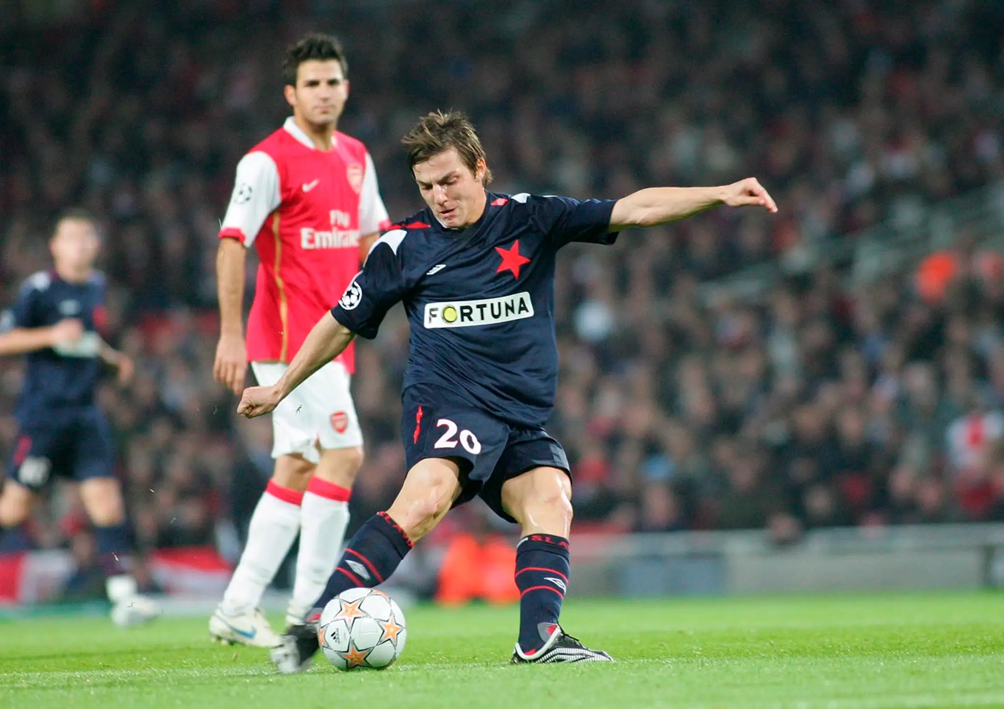 Milan Ivana v drese Slavie proti Arsenalu, vzadu Cesc Fabregas.