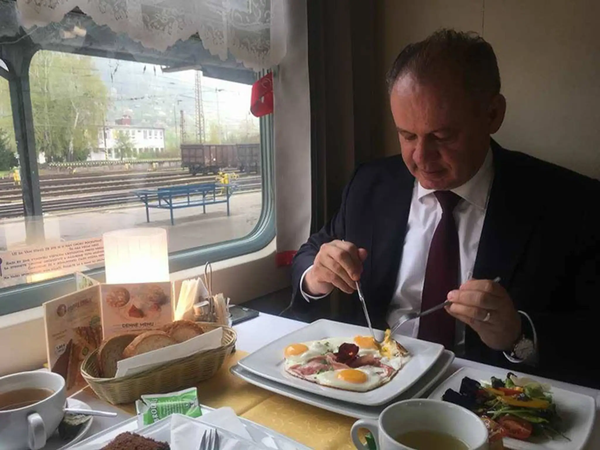 Andrej Kiska sa v IC vlaku aj naraňajkoval.