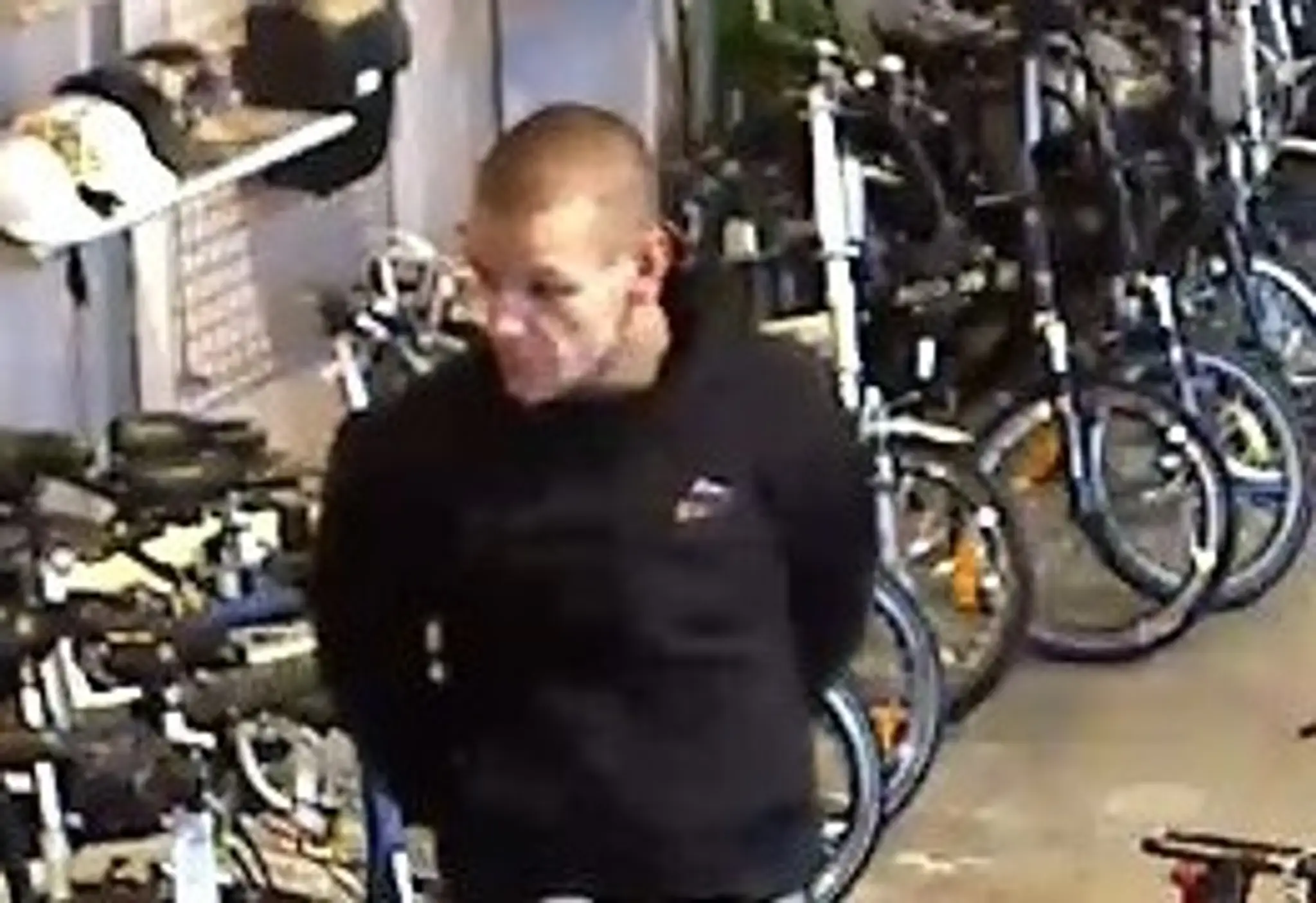 Tento muž kradol v pražskej predajni bicyklov a chytili ho vďaka Facebooku.