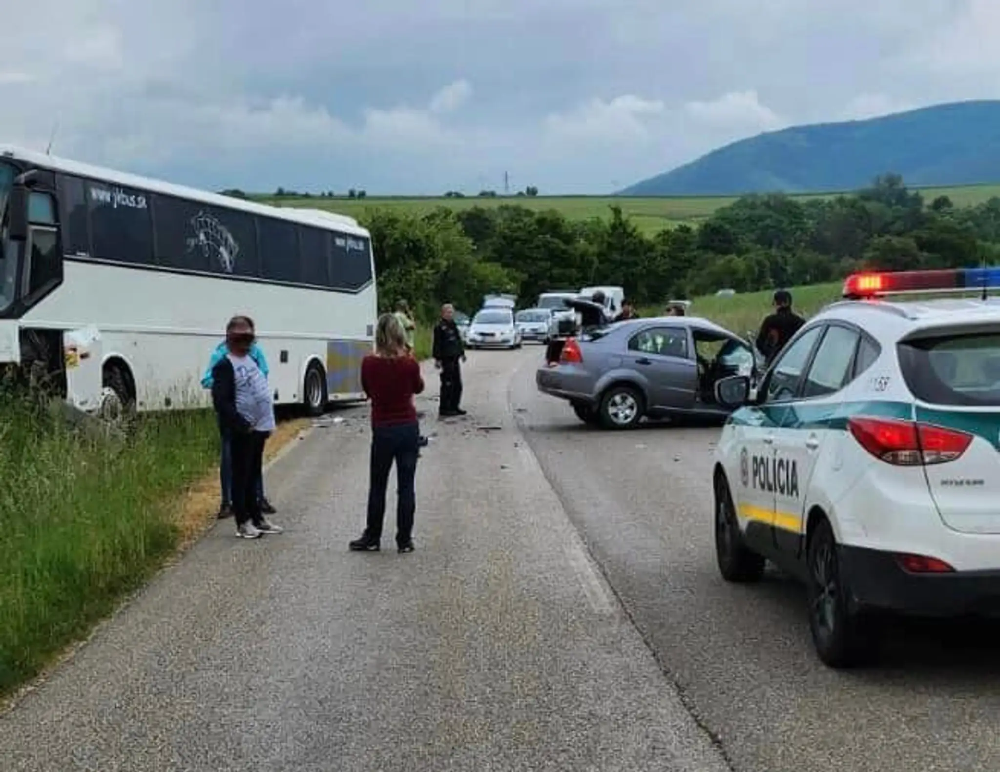 Nehoda autobusu s osobným vozidlom v obci Lubina 