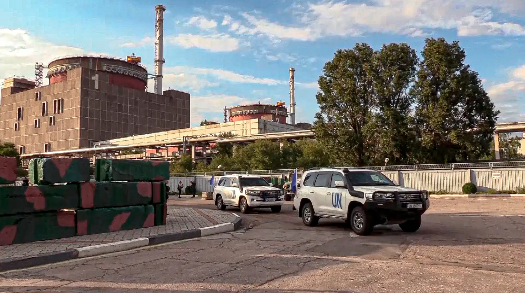 Na videosnímke autá s členmi Medzinárodnej organizácie pre atómovú energiu (MAAE) odchádzajú po návšteve Záporožskej atómovej elektrárni (ZAES) na juhu Ukrajiny.