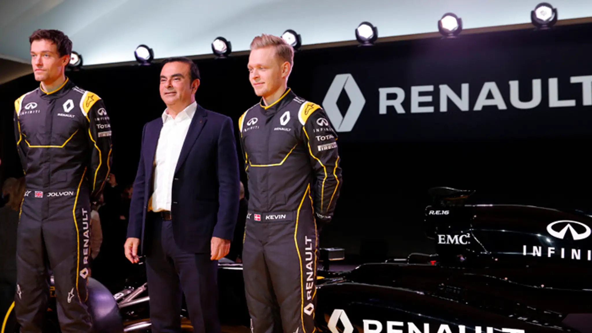 Jazdci F1 stajne Renault - Jolyon Palmer (vľavo) a Kevin Magnussen.