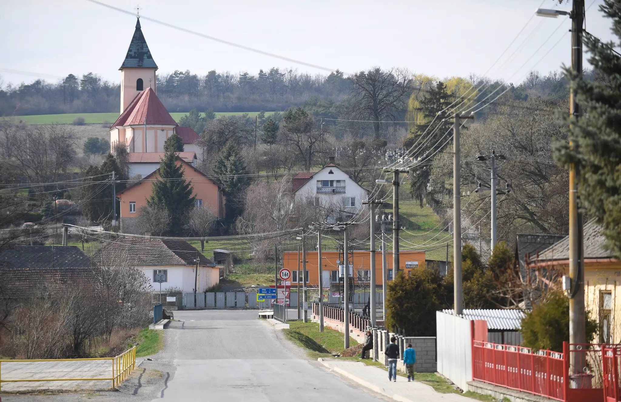 Na snímke z roku 2019 časť obce s kostolom sv. Ladislava v Kecerovciach.