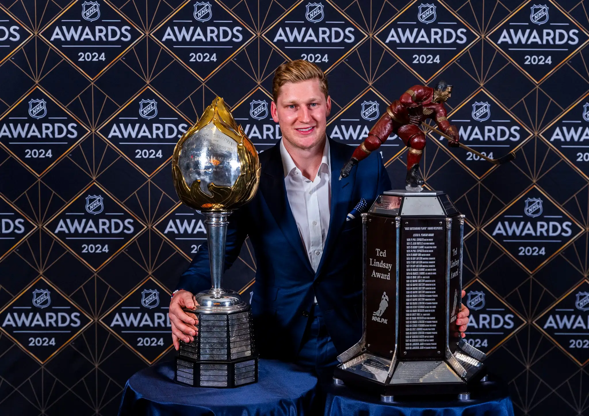 Nathan MacKinnon s trofejami.