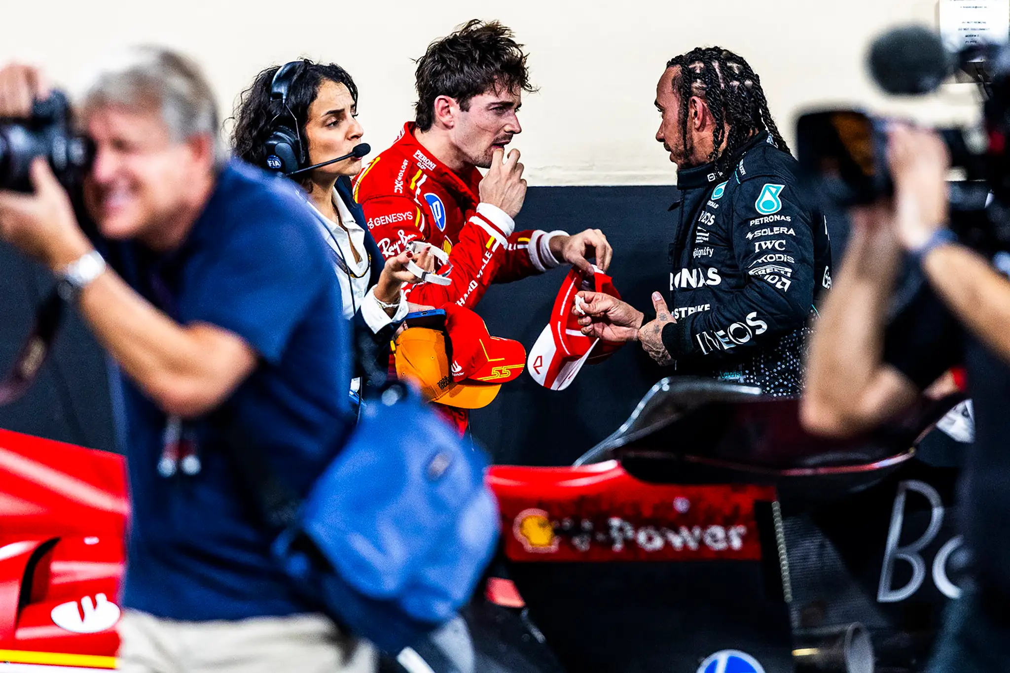 V budúcej sezóne budú tímovými kolegami vo Ferrari Charles Leclerc a Lewis Hamilton.