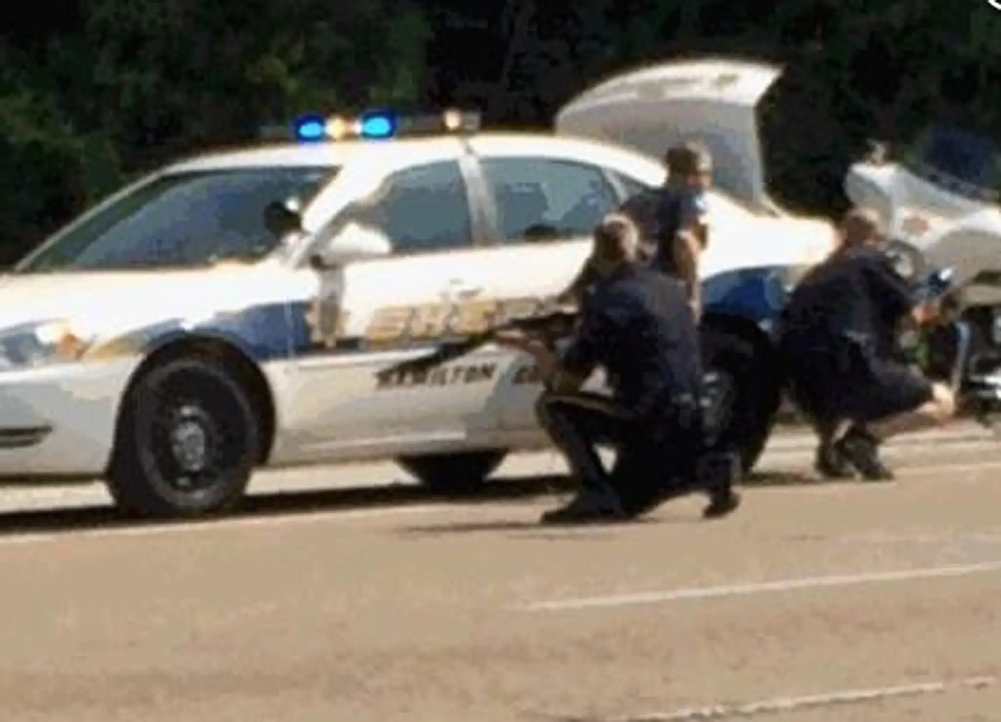 Policajti zasahujú neďaleko náborového strediska americkej armády