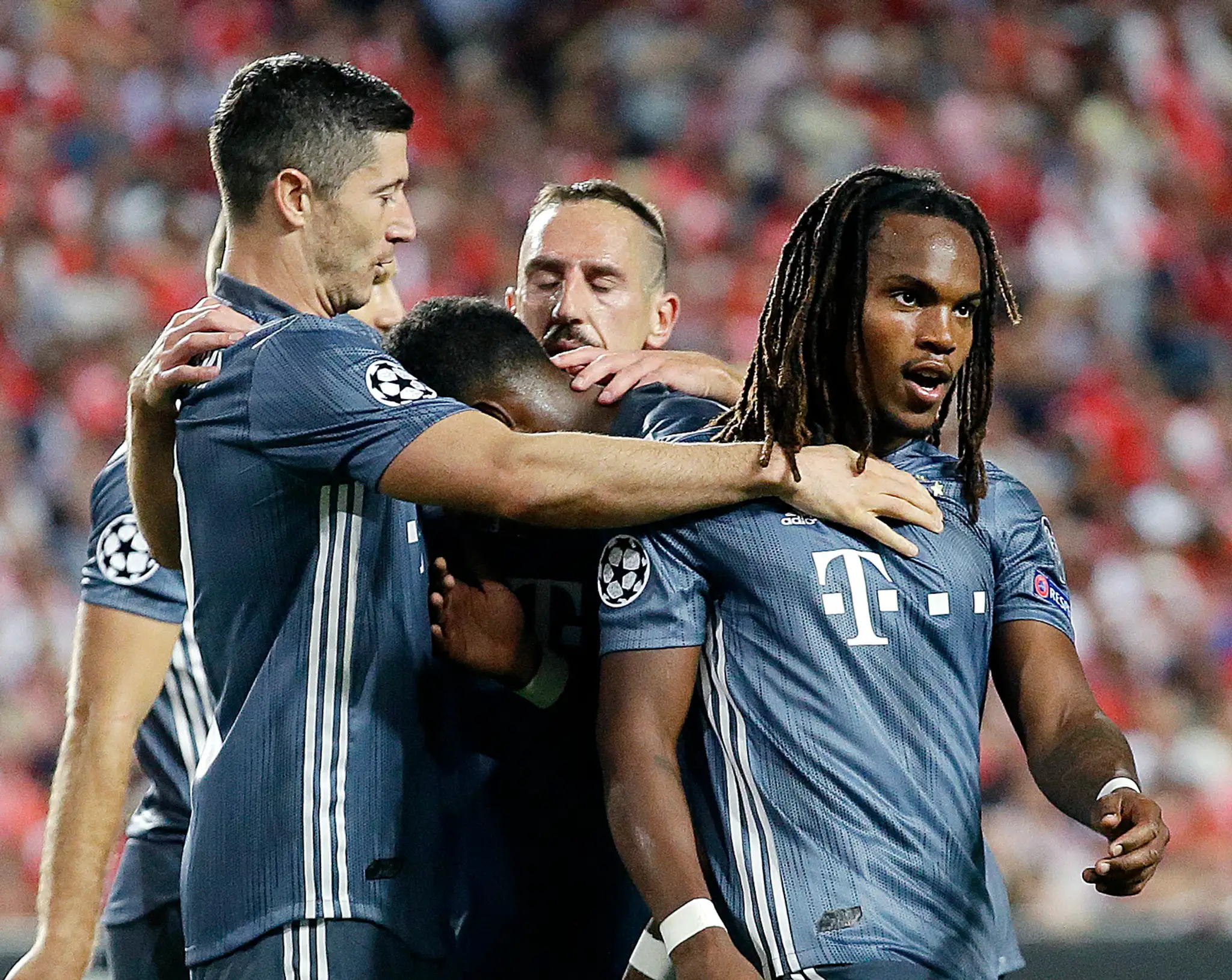Radosť hráčov Bayernu, zľava Robert Lewandowski, vzadu Franck Ribéry a Renato Sanches v dueli LM proti Benfice.
