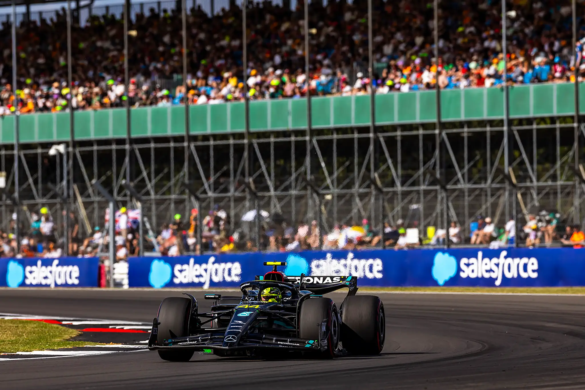 Lewis Hamilton na Mercedese počas piatkových tréningov.