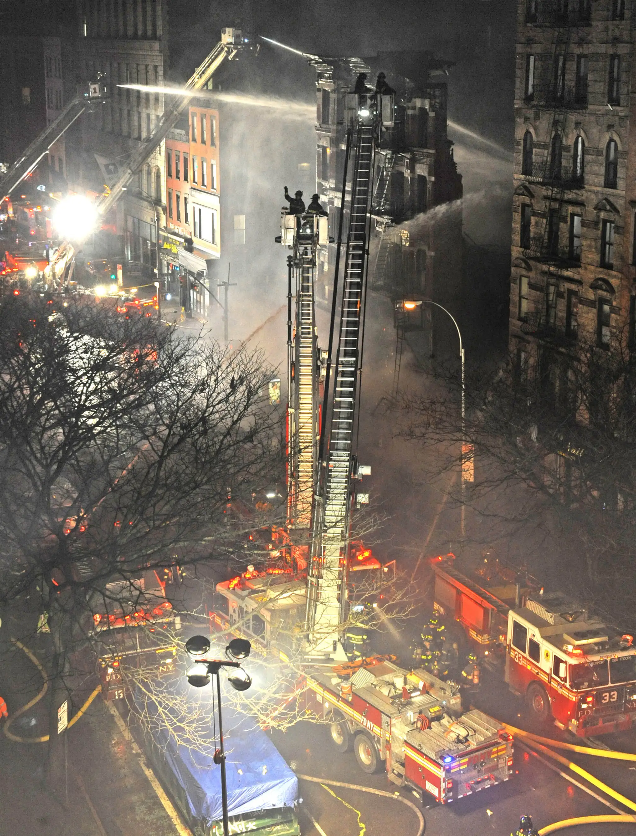 Najmenej 12 ľudí sa zranilo pri zrútení dvoch domov vo štvrti East Village v New Yorku.