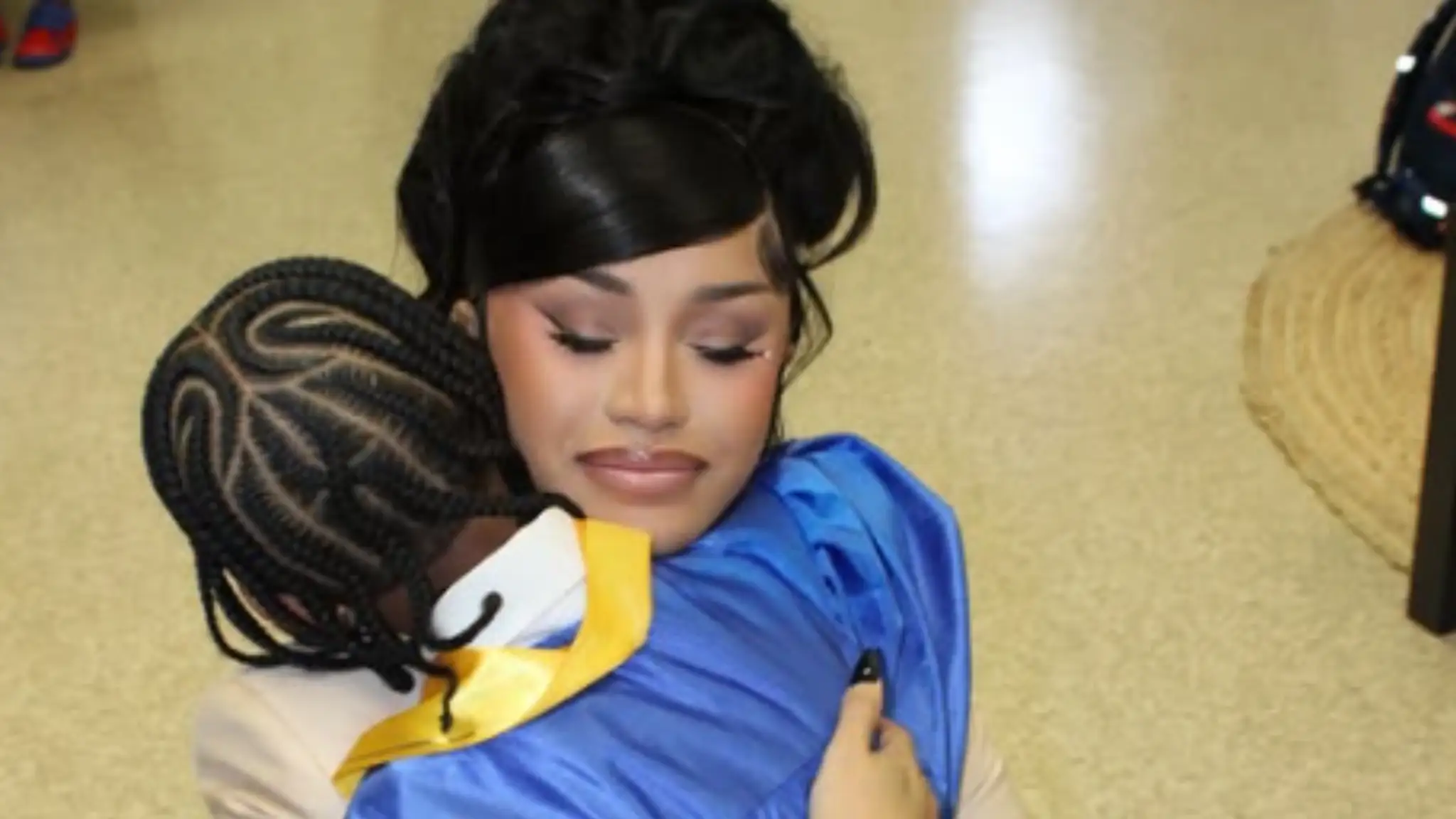 Cardi B sa neubránila slzám na školskom ceremoniáli