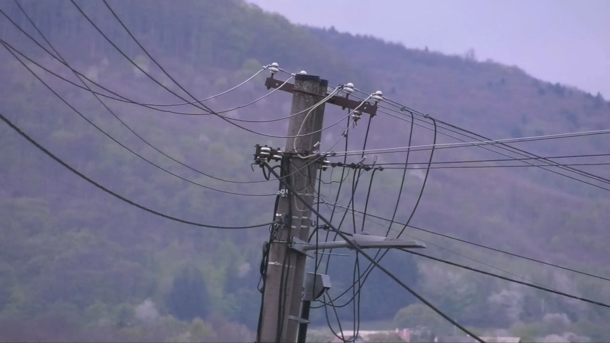 Muža zasiahol prúd, krádež spôsobila výpadok elektriny (ilustračná fotografia).