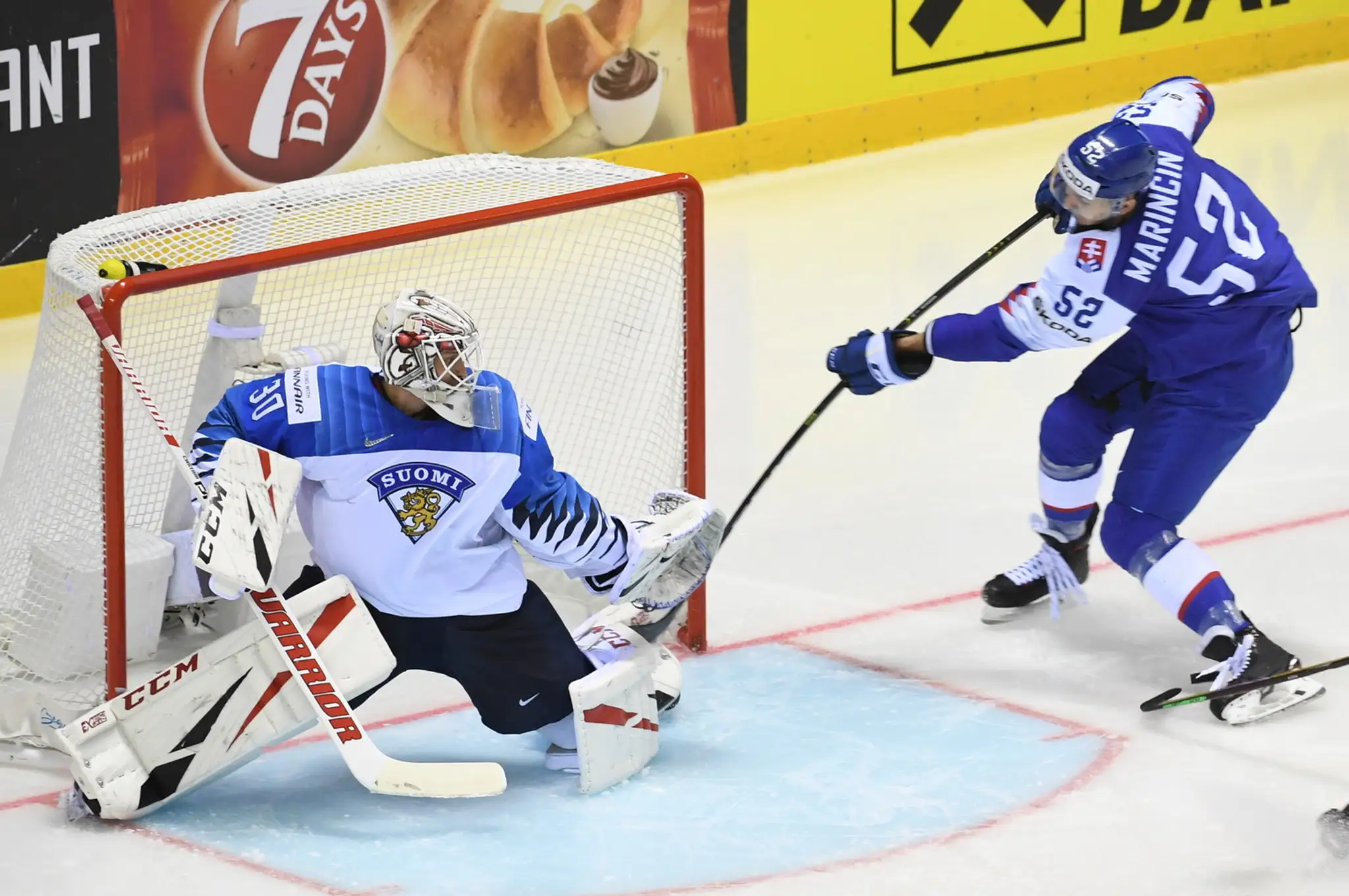 Vľavo Fín Kaapo Kakko a vpravo slovenský obranca Christián Jaroš v dueli na MS 2019.