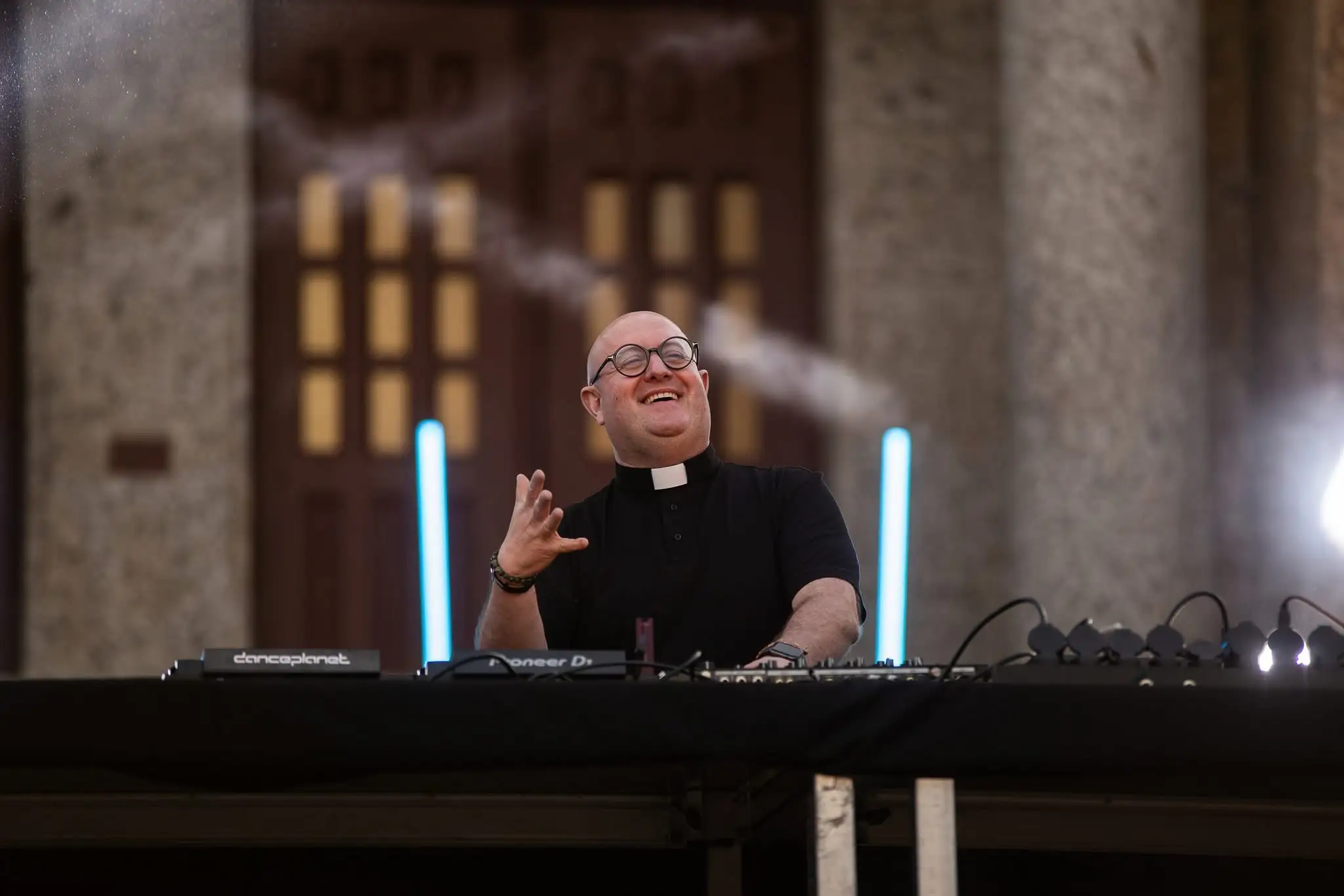 Kňaz a DJ Padre Guilherme