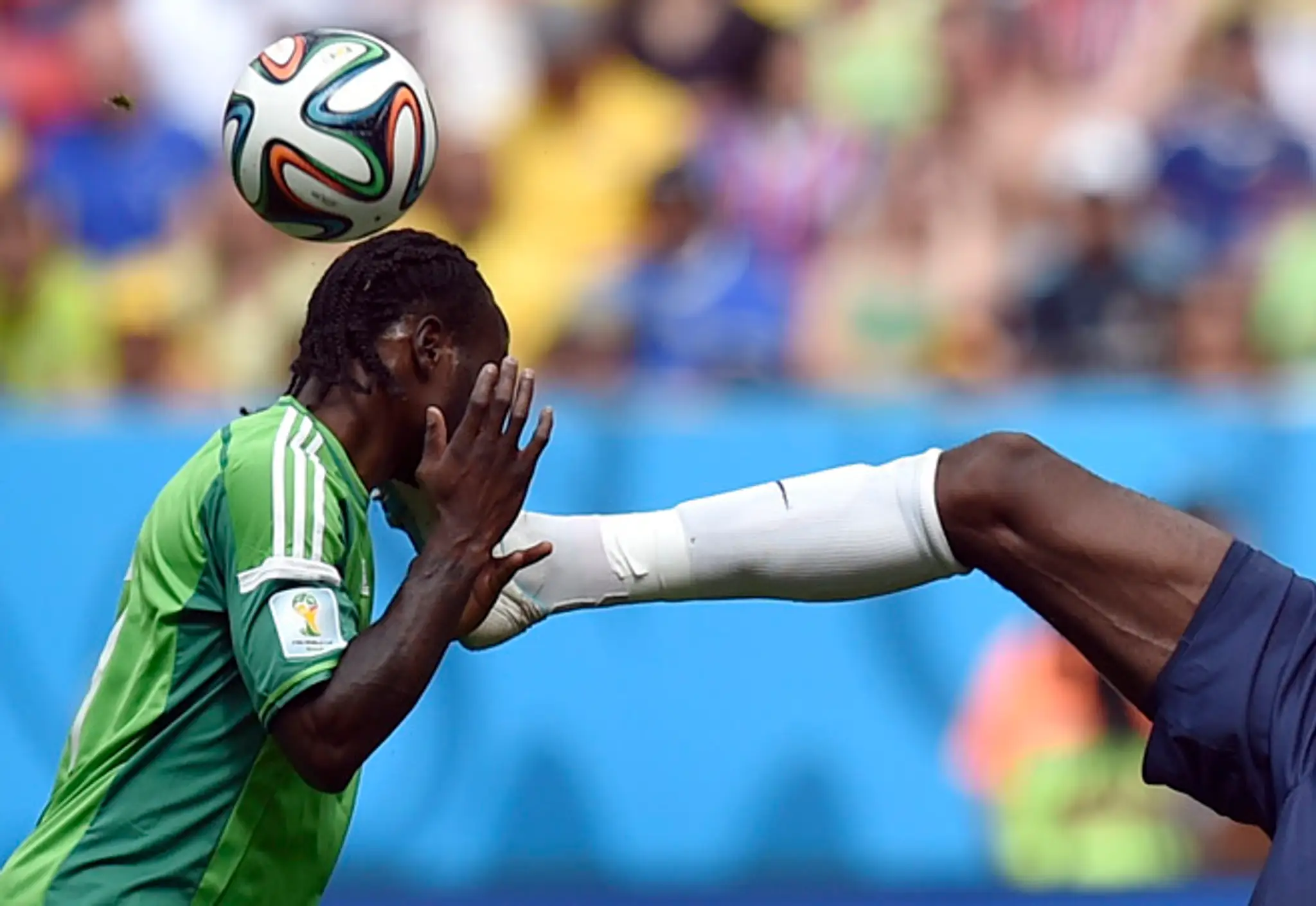 Francúz Paul Pogba (vpravo) a Nigérijčan Victor Moses v osemfinálovom zápase Francúzsko - Nigéria