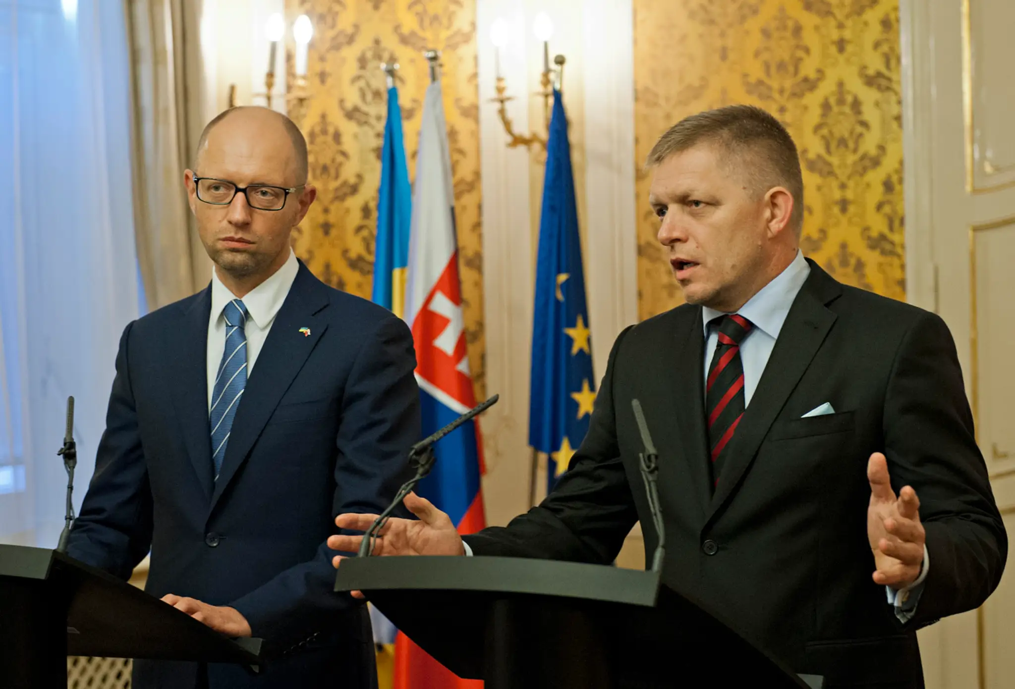 Na snímke predseda vlády SR Robert Fico (vpravo) a vľavo predseda vlády Ukrajiny Arsenij Jaceňuk